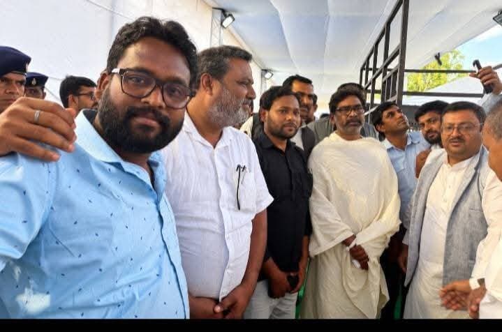 आज नगर अध्यक्ष Vinay Sonthaliya जी नेमरा पहुंचकर माननीय मुख्यमंत्री श्री हेमन्त सोरेन जी से मुलाकात की तथा उनकी पूजनीय माताजी स्वर्गीय रूपी सोरेन जी के चित्र पर श्रद्धासुमन अर्पित कर उन्हें भावपूर्ण श्रद्धांजलि दी।
इस दौरान दिवंगत आत्मा की शांति के लिए प्रार्थना करते हुए शोकाकुल परिवार के प्रति अपनी गहरी संवेदना व्यक्त की। मातृशक्ति के प्रति सम्मान और श्रद्धा प्रकट करते हुए इस कठिन समय में परिवार को दुःख सहने की शक्ति प्रदान करने की कामना की।
विनम्र श्रद्धांजलि। 🙏
