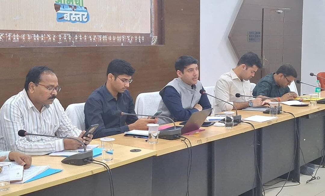 बाढ़ से फसल क्षति के प्रकरणों का 30 दिनों में निराकरण सुनिश्चित करें — कलेक्टर श्री आकाश छिकारा
कलेक्टर श्री आकाश छिकारा ने समय-सीमा बैठक में बाढ़ आपदा से हुए नुकसान और आरबीसी 6-4 के तहत राहत प्रकरणों की समीक्षा की। उन्होंने राजस्व अधिकारियों को फसल क्षति के मामलों का निर्धारित 30 दिनों के भीतर निराकरण करने तथा प्रभावित गांवों में जाकर नुकसान का सत्यापन करने के निर्देश दिए।
बैठक में 23 अक्टूबर को राष्ट्रपति श्रीमती द्रौपदी मुर्मू के प्रस्तावित बस्तर प्रवास की तैयारियों, रोजगारमूलक कार्यों, जल जीवन मिशन और जनकल्याणकारी योजनाओं की प्रगति की भी समीक्षा की गई।
#Bastar #जगदलपुर #बस्तर #जनसेवा