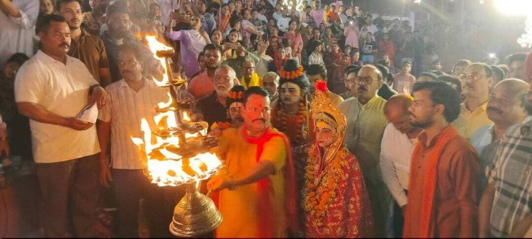 बाराबंकी दशहराबाग की ऐतिहासिक रामलीला के अलौकिक दृश्य
दशहराबाग में चल रही ऐतिहासिक रामलीला में आज केवट संवाद और नाव नवेया प्रसंग का मंचन हुआ। प्रभु श्रीराम और केवट के संवाद ने दर्शकों को भाव-विभोर कर दिया, इसके बाद भव्य गंगा आरती का आयोजन हुआ। #viralpost #barabankiupdates