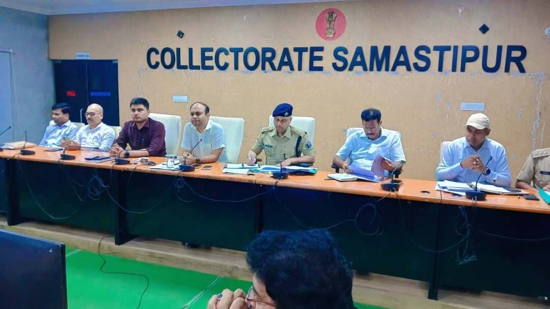 दिनांक: 13.10.2026...
दुर्गा पूजा, विजयादशमी, मूर्ति विसर्जन एवं रावण दहन को लेकर विधि-व्यवस्था संधारण हेतु जिलाधिकारी एवं पुलिस अधीक्षक की संयुक्त अध्यक्षता में विस्तृत समीक्षा बैठक आयोजित
पूजा पंडालों के लाइसेंस, सुरक्षा मानकों, विसर्जन जुलूस के निर्धारित मार्ग, यातायात प्रबंधन, भीड़ नियंत्रण एवं रावण दहन कार्यक्रम की सुरक्षा व्यवस्था पर विशेष जोर
समस्तीपुर। आगामी दुर्गा पूजा के अंतर्गत सप्तमी, अष्टमी, नवमी एवं विजयादशमी के अवसर पर जिले में शांतिपूर्ण एवं सौहार्दपूर्ण वातावरण बनाए रखने तथा मूर्ति विसर्जन, विसर्जन जुलूस एवं रावण दहन कार्यक्रम के दौरान विधि-व्यवस्था संधारण सुनिश्चित करने के उद्देश्य से जिलाधिकारी समस्तीपुर श्री रोशन कुशवाहा एवं पुलिस अधीक्षक समस्तीपुर श्री अरविंद प्रताप सिंह की संयुक्त अध्यक्षता में समाहरणालय सभागार में विस्तृत समीक्षात्मक बैठक आयोजित की गई।
बैठक में पर्व के दौरान सुरक्षा व्यवस्था, पूजा पंडालों की स्थापना एवं लाइसेंस, अग्नि सुरक्षा, विद्युत व्यवस्था, भीड़ प्रबंधन, जुलूस के मार्ग एवं समय निर्धारण, संवेदनशील स्थलों पर निगरानी, यातायात नियंत्रण, मूर्ति विसर्जन स्थलों की व्यवस्था तथा रावण दहन कार्यक्रम के दौरान सुरक्षा एवं आपातकालीन प्रबंधन सहित विभिन्न महत्वपूर्ण बिंदुओं पर विस्तार से समीक्षा की गई। बैठक में संबंधित प्रशासनिक एवं पुलिस पदाधिकारियों को अपने-अपने क्षेत्र में आवश्यक तैयारियां समयबद्ध ढंग से सुनिश्चित करने तथा आपसी समन्वय के साथ कार्य करने पर बल दिया गया।
1. पूजा पंडालों की स्थापना एवं लाइसेंस की व्यवस्था
बैठक में दुर्गा पूजा के अवसर पर स्थापित किए जाने वाले पूजा पंडालों के संबंध में आवश्यक प्रशासनिक प्रक्रियाओं एवं सुरक्षा मानकों का अनुपालन सुनिश्चित करने पर जोर दिया गया। पूजा समितियों द्वारा पंडाल स्थापना के लिए निर्धारित प्रक्रिया के अनुरूप लाइसेंस प्राप्त करने, संबंधित विवरण उपलब्ध कराने तथा प्रशासन द्वारा निर्धारित शर्तों का पालन करने के संबंध में आवश्यक कार्रवाई सुनिश्चित करने पर बल दिया गया।
पूजा पंडालों के स्थान, प्रवेश एवं निकास द्वार, श्रद्धालुओं की आवाजाही, संभावित भीड़ तथा आसपास की यातायात व्यवस्था को ध्यान में रखते हुए आवश्यक प्रबंधन सुनिश्चित करने पर जोर दिया गया। संबंधित पदाधिकारियों को अपने-अपने क्षेत्र में पूजा स्थलों का निरीक्षण कर आवश्यक व्यवस्थाओं की समीक्षा करने तथा कमियों को समय रहते दूर कराने पर बल दिया गया।
2. पूजा पंडालों में सुरक्षा एवं अग्निशमन व्यवस्था
पूजा पंडालों में श्रद्धालुओं की सुरक्षा को सर्वोच्च प्राथमिकता देने पर बल दिया गया। पंडालों में पर्याप्त प्रवेश एवं निकास व्यवस्था, भीड़ के सुचारु आवागमन तथा आपातकालीन स्थिति में लोगों को सुरक्षित बाहर निकालने की व्यवस्था सुनिश्चित करने पर जोर दिया गया।
विद्युत तारों, अस्थायी विद्युत कनेक्शन, जनरेटर एवं प्रकाश व्यवस्था की सुरक्षा की जांच करने तथा ज्वलनशील सामग्री के उपयोग में आवश्यक सावधानी बरतने पर बल दिया गया। अग्निशमन उपकरणों की उपलब्धता, आपातकालीन वाहनों के पहुंचने के लिए आवश्यक स्थान तथा अग्निशमन विभाग के साथ समन्वय सुनिश्चित करने की आवश्यकता पर भी चर्चा की गई।
संबंधित पदाधिकारियों को निर्देशित किया गया कि वे अपने क्षेत्र के पूजा पंडालों में सुरक्षा संबंधी व्यवस्थाओं का जायजा लें और किसी भी प्रकार की संभावित दुर्घटना को रोकने के लिए आवश्यक निरोधात्मक उपाय सुनिश्चित करें।
3. विधि-व्यवस्था एवं संवेदनशील स्थलों पर विशेष निगरानी
बैठक में जिले के संवेदनशील एवं भीड़भाड़ वाले क्षेत्रों में विशेष सतर्कता बरतने पर जोर दिया गया। पुलिस पदाधिकारियों को अपने-अपने क्षेत्र में विधि-व्यवस्था की स्थिति पर सतत निगरानी रखने, स्थानीय स्तर पर आवश्यक समन्वय बनाए रखने तथा किसी भी अप्रिय स्थिति की आशंका को गंभीरता से लेने पर बल दिया गया।
पूजा स्थलों, प्रमुख चौक-चौराहों, बाजारों, जुलूस मार्गों एवं विसर्जन स्थलों पर आवश्यक पुलिस बल की तैनाती की योजना बनाने तथा आवश्यकता के अनुरूप गश्ती व्यवस्था सुनिश्चित करने पर चर्चा की गई। अफवाहों एवं भ्रामक सूचनाओं के प्रसार पर निगरानी रखने तथा किसी भी सूचना की सत्यता की जांच के बाद ही आवश्यक कार्रवाई करने की आवश्यकता पर भी बल दिया गया।
4. मूर्ति विसर्जन जुलूस के मार्ग एवं समय का निर्धारण
मूर्ति विसर्जन के दौरान विधि-व्यवस्था एवं यातायात व्यवस्था बनाए रखने के उद्देश्य से विसर्जन जुलूस के मार्ग, समय एवं संचालन की व्यवस्था की समीक्षा की गई। संबंधित पदाधिकारियों को पूजा समितियों के साथ समन्वय स्थापित कर निर्धारित मार्गों एवं समय-सारणी के अनुरूप जुलूस के संचालन की व्यवस्था सुनिश्चित करने पर बल दिया गया।
जुलूस मार्गों पर आवागमन में बाधा उत्पन्न होने की आशंका वाले स्थानों की पहचान करने, संकरी सड़कों, प्रमुख चौक-चौराहों तथा संवेदनशील स्थलों पर विशेष ध्यान देने और आवश्यकतानुसार यातायात प्रबंधन की योजना तैयार करने पर जोर दिया गया।
जुलूस के दौरान विभिन्न पूजा समितियों के बीच समन्वय बनाए रखने, अनावश्यक अवरोध से बचने तथा निर्धारित व्यवस्था के अनुरूप कार्यक्रम संपन्न कराने पर बल दिया गया। साथ ही, जुलूस मार्ग पर आपातकालीन सेवाओं एवं आवश्यक वाहनों की आवाजाही बाधित नहीं होने देने के लिए समुचित प्रबंधन सुनिश्चित करने की आवश्यकता पर चर्चा की गई।
5. विसर्जन स्थलों पर सुरक्षा एवं आवश्यक सुविधाएं
बैठक में मूर्ति विसर्जन स्थलों पर सुरक्षा व्यवस्था की समीक्षा करते हुए संबंधित पदाधिकारियों को विसर्जन के लिए उपयुक्त स्थलों की व्यवस्था, पहुंच मार्गों की स्थिति तथा श्रद्धालुओं की सुरक्षित आवाजाही सुनिश्चित करने पर बल दिया गया।
विसर्जन स्थलों पर भीड़ नियंत्रण, पर्याप्त प्रकाश व्यवस्था, बैरिकेडिंग की आवश्यकता, पुलिस बल की तैनाती तथा जलाशयों एवं नदियों में विसर्जन के दौरान संभावित जोखिमों को ध्यान में रखते हुए आवश्यक सुरक्षा उपाय करने पर जोर दिया गया। आवश्यकता के अनुरूप गोताखोरों, बचाव दल, नाव एवं अन्य आपातकालीन संसाधनों की उपलब्धता सुनिश्चित करने तथा संबंधित विभागों के बीच समन्वय स्थापित करने पर भी चर्चा की गई।
श्रद्धालुओं को निर्धारित एवं सुरक्षित विसर्जन स्थलों का उपयोग करने के लिए जागरूक करने तथा खतरनाक स्थानों पर अनावश्यक भीड़ एकत्रित होने से रोकने की आवश्यकता पर बल दिया गया।
6. यातायात प्रबंधन एवं आम नागरिकों की सुविधा
दुर्गा पूजा, विजयादशमी एवं मूर्ति विसर्जन के दौरान संभावित भीड़ को देखते हुए यातायात प्रबंधन की समुचित योजना तैयार करने पर जोर दिया गया। संबंधित पदाधिकारियों को प्रमुख मार्गों, बाजार क्षेत्रों, पूजा स्थलों एवं जुलूस मार्गों पर यातायात की स्थिति का आकलन करने तथा आवश्यकता के अनुरूप यातायात नियंत्रण एवं वैकल्पिक मार्गों की व्यवस्था पर विचार करने को कहा गया।
भीड़भाड़ वाले स्थानों पर वाहनों के अनियंत्रित प्रवेश से बचाव, पैदल श्रद्धालुओं की सुरक्षित आवाजाही तथा एम्बुलेंस, अग्निशमन वाहन एवं अन्य आपातकालीन सेवाओं के लिए मार्ग उपलब्ध रखने की आवश्यकता पर बल दिया गया।
आम नागरिकों को अनावश्यक परेशानी से बचाने तथा पर्व के दौरान आवश्यक सेवाओं के संचालन को सुचारु बनाए रखने के लिए संबंधित विभागों के बीच समन्वय सुनिश्चित करने पर भी चर्चा की गई।
7. रावण दहन कार्यक्रम के दौरान सुरक्षा व्यवस्था
बैठक में विजयादशमी के अवसर पर आयोजित होने वाले रावण दहन कार्यक्रमों की सुरक्षा व्यवस्था की भी समीक्षा की गई। संबंधित पदाधिकारियों को कार्यक्रम स्थल का निरीक्षण कर संभावित भीड़, दर्शकों की आवाजाही, प्रवेश एवं निकास मार्ग तथा सुरक्षित दर्शक क्षेत्र की व्यवस्था का आकलन करने पर बल दिया गया।
रावण दहन स्थल पर निर्धारित सुरक्षा दूरी बनाए रखने, आवश्यक बैरिकेडिंग, भीड़ नियंत्रण एवं पुलिस बल की तैनाती की योजना तैयार करने की आवश्यकता पर चर्चा की गई। आतिशबाजी अथवा ज्वलनशील सामग्री के उपयोग की स्थिति में लागू नियमों एवं सुरक्षा मानकों का अनुपालन सुनिश्चित करने पर जोर दिया गया।
अग्निशमन व्यवस्था, आपातकालीन चिकित्सा सहायता तथा किसी भी अप्रत्याशित स्थिति से निपटने के लिए आवश्यक संसाधनों की उपलब्धता सुनिश्चित करने पर भी बल दिया गया, ताकि कार्यक्रम शांतिपूर्ण एवं सुरक्षित वातावरण में संपन्न हो सके।
8. पेयजल, स्वच्छता, प्रकाश एवं अन्य नागरिक सुविधाएं
पर्व के दौरान पूजा स्थलों एवं प्रमुख सार्वजनिक स्थलों पर श्रद्धालुओं की सुविधा को ध्यान में रखते हुए आवश्यक नागरिक सुविधाओं की उपलब्धता सुनिश्चित करने पर चर्चा की गई। संबंधित विभागों को अपने-अपने कार्यक्षेत्र में साफ-सफाई, कचरा निस्तारण, पर्याप्त प्रकाश व्यवस्था तथा आवश्यकतानुसार पेयजल की व्यवस्था पर ध्यान देने की आवश्यकता बताई गई।
भीड़भाड़ वाले क्षेत्रों में स्वच्छता बनाए रखने तथा सार्वजनिक स्थलों पर अव्यवस्था की स्थिति उत्पन्न नहीं होने देने के लिए संबंधित निकायों एवं विभागों के बीच समन्वय पर बल दिया गया।
9. स्वास्थ्य सेवाएं एवं आपातकालीन प्रतिक्रिया
बैठक में पर्व के दौरान किसी भी आकस्मिक परिस्थिति से निपटने के लिए स्वास्थ्य सेवाओं की उपलब्धता एवं आपातकालीन प्रतिक्रिया व्यवस्था पर भी चर्चा की गई। आवश्यकता के अनुसार प्राथमिक चिकित्सा, एम्बुलेंस सेवा तथा निकटवर्ती स्वास्थ्य संस्थानों के साथ समन्वय बनाए रखने पर जोर दिया गया।
संबंधित पदाधिकारियों को निर्देशित किया गया कि वे अपने-अपने क्षेत्र में संभावित जोखिमों का आकलन करते हुए आवश्यक तैयारियां सुनिश्चित करें, ताकि किसी भी आपातकालीन परिस्थिति में त्वरित सहायता उपलब्ध कराई जा सके।
10. पूजा समितियों एवं स्थानीय प्रशासन के बीच समन्वय
बैठक में पूजा समितियों, स्थानीय जनप्रतिनिधियों, प्रशासनिक पदाधिकारियों एवं पुलिस पदाधिकारियों के बीच प्रभावी समन्वय बनाए रखने की आवश्यकता पर बल दिया गया। पूजा समितियों को प्रशासन द्वारा निर्धारित दिशा-निर्देशों एवं लाइसेंस की शर्तों का अनुपालन करने, विसर्जन जुलूस के निर्धारित मार्ग एवं समय का पालन करने तथा पंडालों एवं कार्यक्रम स्थलों पर सुरक्षा व्यवस्था बनाए रखने के लिए जागरूक करने पर जोर दिया गया।
संबंधित क्षेत्रीय पदाधिकारियों को स्थानीय स्तर पर उत्पन्न होने वाली समस्याओं का समय रहते समाधान करने तथा किसी भी गंभीर स्थिति की सूचना तत्काल वरीय पदाधिकारियों को उपलब्ध कराने की आवश्यकता बताई गई।
11. अनुमंडल, प्रखंड एवं थाना स्तर पर सतत निगरानी
बैठक में अनुमंडल एवं प्रखंड स्तर के पदाधिकारियों को अपने-अपने क्षेत्र की परिस्थितियों के अनुरूप आवश्यक तैयारियों की समीक्षा करने पर जोर दिया गया। पूजा पंडालों, विसर्जन मार्गों, विसर्जन स्थलों तथा रावण दहन कार्यक्रमों से संबंधित व्यवस्थाओं का समन्वित आकलन करने एवं आवश्यकतानुसार स्थलीय निरीक्षण करने पर बल दिया गया।
पुलिस एवं प्रशासनिक पदाधिकारियों के बीच नियमित समन्वय बनाए रखने तथा पर्व के दौरान विधि-व्यवस्था से संबंधित किसी भी सूचना पर त्वरित एवं प्रभावी कार्रवाई सुनिश्चित करने की आवश्यकता पर चर्चा की गई।
12. शांतिपूर्ण एवं सौहार्दपूर्ण वातावरण में पर्व संपन्न कराने पर जोर
जिलाधिकारी श्री रोशन कुशवाहा एवं पुलिस अधीक्षक श्री अरविंद प्रताप सिंह की संयुक्त अध्यक्षता में आयोजित बैठक में इस बात पर विशेष बल दिया गया कि दुर्गा पूजा, विजयादशमी, मूर्ति विसर्जन एवं रावण दहन के सभी कार्यक्रम शांतिपूर्ण, सुरक्षित एवं सौहार्दपूर्ण वातावरण में संपन्न हों। इसके लिए सभी संबंधित विभागों एवं पदाधिकारियों को अपनी जिम्मेदारियों का निर्वहन सजगता एवं आपसी समन्वय के साथ करने की आवश्यकता बताई गई।
जिला प्रशासन एवं पुलिस प्रशासन द्वारा पर्व के दौरान विधि-व्यवस्था बनाए रखने, आम नागरिकों की सुरक्षा सुनिश्चित करने तथा आवश्यक प्रशासनिक व्यवस्थाओं को प्रभावी ढंग से लागू करने के लिए समन्वित प्रयास किए जाने पर बल दिया गया।
बैठक में उप विकास आयुक्त समस्तीपुर श्री सूर्य प्रताप सिंह, अपर समाहर्ता समस्तीपुर श्री ब्रजेश कुमार, नगर आयुक्त समस्तीपुर श्री गौतम कुमार, अनुमंडल पदाधिकारी समस्तीपुर सदर श्री राकेश सहित संबंधित प्रशासनिक एवं पुलिस पदाधिकारी उपस्थित थे। वहीं, क्षेत्रीय पदाधिकारी अपने-अपने अनुमंडल, प्रखंड एवं संबंधित अंचलों से बैठक में जुड़े हुए थे।
#highlightsシ゚
#जिला_प्रशासन_समस्तीपुर
#CMSamrat
#samratchoudhary
#BiharGovernment
CMO Bihar
Samrat Choudhary