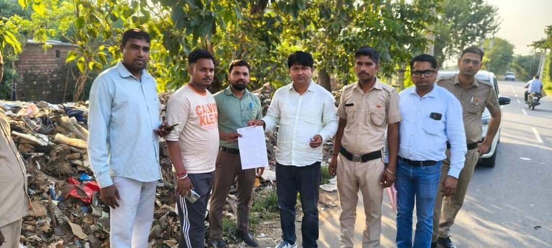 खुले में गंदगी डालने और प्लास्टिक इस्तेमाल करने पर तीन दुकानदारों के काटे चालान
चांदपुर, मंडेबर व फर्कपुर में निगम की कार्रवाई, आयुक्त के निर्देश पर काटे चालान
यमुनानगर। शहर में स्वच्छता व्यवस्था बनाए रखने और प्रतिबंधित सिंगल यूज प्लास्टिक के इस्तेमाल पर रोक लगाने के लिए नगर निगम ने सख्ती शुरू कर दी है। मंगलवार को निगम की टीम ने खुले में गंदगी डालने के मामले में चांदपुर और मंडेबर में दो दुकानदारों के चालान किए। वहीं, सिंगल यूज प्लास्टिक का इस्तेमाल करने पर एक ठेका संचालक पर कार्रवाई की गई। यह कार्रवाई नगर निगम आयुक्त महाबीर प्रसाद के निर्देशों पर मुख्य सफाई निरीक्षक अमित कांबोज, सफाई निरीक्षक प्रदीप दहिया, स्वच्छ भारत मिशन शहरी के विशेषज्ञ दुर्गेश कुमार की टीम ने की।
टीम ने क्षेत्र में निरीक्षण के दौरान खुले में गंदगी डालने और प्रतिबंधित प्लास्टिक का इस्तेमाल करने के मामलों को लेकर कार्रवाई की। निगम की ओर से संबंधित लोगों के चालान कर उन्हें नियमों का पालन करने की हिदायत दी गई।
नगर निगम का उद्देश्य शहर को स्वच्छ बनाने के साथ-साथ नागरिकों और दुकानदारों को स्वच्छता के प्रति जिम्मेदार बनाना है। खुले में कचरा डालने से जहां आसपास गंदगी फैलती है, वहीं इससे नालियों में रुकावट और बीमारियों के फैलने का खतरा भी बढ़ता है। इसी तरह सिंगल यूज प्लास्टिक पर्यावरण के लिए नुकसानदायक है और कचरा प्रबंधन में भी परेशानी पैदा करता है।
मुख्य सफाई निरीक्षक अमित कांबोज ने कहा कि शहर में सफाई व्यवस्था की निगरानी के लिए निरीक्षण अभियान जारी रहेगा। दुकानदारों और व्यापारियों से अपील की गई है कि वे कचरा निर्धारित स्थान पर डालें और प्रतिबंधित सिंगल यूज प्लास्टिक का इस्तेमाल न करें। नियमों की अनदेखी करने वालों के खिलाफ आगे भी चालान की कार्रवाई की जाएगी।
फोटो - दुकानदार का चालान करते मुख्य सफाई निरीक्षक अमित कांबोज व अन्य।