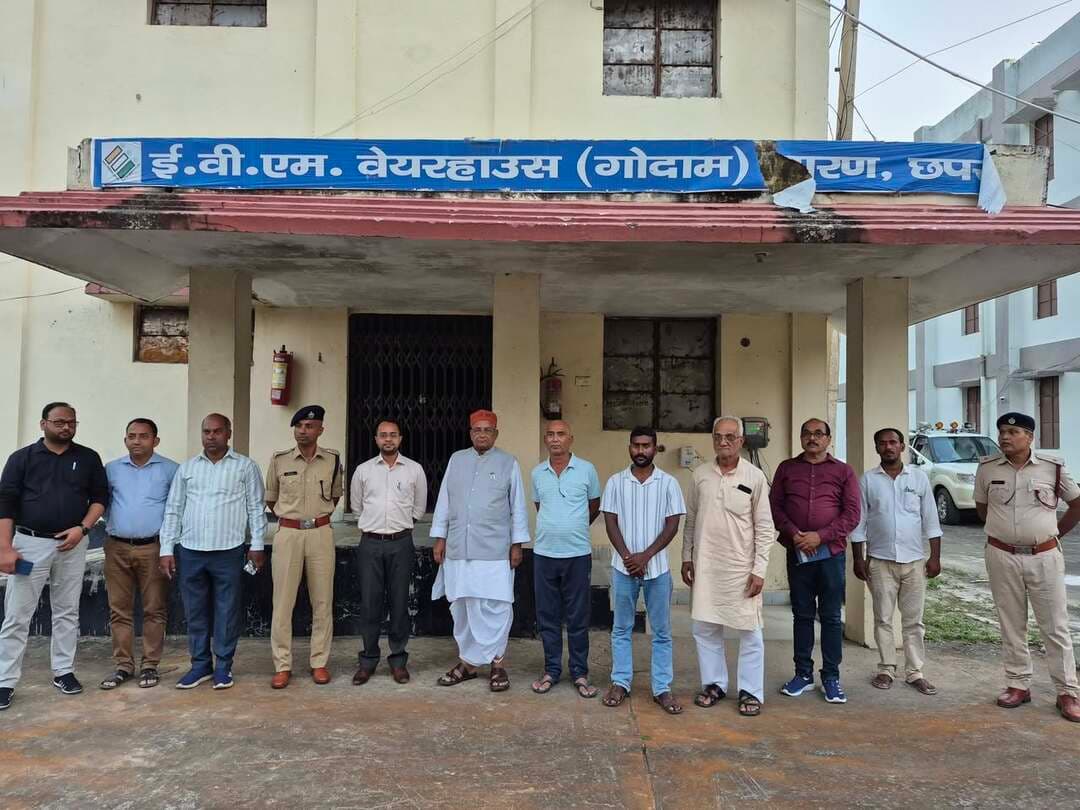 ईवीएम वेयरहाउस की सुरक्षा व्यवस्था की डीएम-एसएसपी ने की समीक्षा
मासिक निरीक्षण में चौबीसों घंटे निगरानी के साथ दिए अन्य निर्देश
छपरा
जिलाधिकारी सह जिला निर्वाचन पदाधिकारी वैभव श्रीवास्तव और वरीय पुलिस अधीक्षक रोशन कुमार ने मंगलवार को सदर प्रखंड के समीप स्थित ईवीएम वेयरहाउस का संयुक्त रूप से मासिक निरीक्षण किया। इस दौरान दोनों अधिकारियों ने ईवीएम की सुरक्षा, भंडारण व्यवस्था और निगरानी तंत्र का जायजा लेते हुए संबंधित मानकों का सख्ती से पालन सुनिश्चित करने का निर्देश दिया।
निरीक्षण के दौरान अधिकारियों ने इन्वेंट्री रजिस्टर का अवलोकन किया और वेयरहाउस में रखी ईवीएम मशीनों के स्टॉक का मिलान करते हुए भंडारण व्यवस्था की समीक्षा की। उन्होंने परिसर में प्रवेश नियंत्रण, मशीनों के सुरक्षित रखरखाव और सुरक्षा प्रबंधों की भी जांच की।
जिलाधिकारी वैभव श्रीवास्तव ने स्पष्ट किया कि वेयरहाउस में वर्तमान में रेडी-टू-यूज ईवीएम मशीनें रखी गई हैं। ऐसे में इनकी सुरक्षा को लेकर विशेष सतर्कता बरतना आवश्यक है। मशीनों को निर्धारित मानकों के अनुरूप सीलबंद अवस्था में डबल लॉक सिस्टम के तहत सुरक्षित रखने पर जोर दिया गया।
वहीं, वरीय पुलिस अधीक्षक रोशन कुमार ने सुरक्षा व्यवस्था के विभिन्न पहलुओं की समीक्षा की। अधिकारियों ने परिसर में लगे सीसीटीवी कैमरों की कार्यप्रणाली, नियंत्रण कक्ष से निगरानी और सुरक्षा कर्मियों की तैनाती की स्थिति की जानकारी ली। उन्होंने निर्देश दिया कि वेयरहाउस की निगरानी व्यवस्था चौबीसों घंटे सक्रिय रहनी चाहिए तथा सुरक्षा से जुड़ी प्रत्येक गतिविधि का नियमित रिकॉर्ड लॉग बुक में दर्ज किया जाए।
दोनों अधिकारियों ने सुरक्षा व्यवस्था में किसी भी प्रकार की लापरवाही नहीं बरतने और सभी निर्धारित प्रावधानों का पालन सुनिश्चित करने का निर्देश दिया।
निरीक्षण के अवसर पर उप निर्वाचन पदाधिकारी जावेद एकबाल, जदयू जिलाध्यक्ष बैद्यनाथ प्रसाद सिंह विकल, कांग्रेस के फिरोज इकबाल, लोजपा (रा) के मृत्युंजय कुमार, सीपीआई एमएल के अखिलेश कुमार, भवन प्रमंडल के अधीक्षण अभियंता सहित अन्य संबंधित अधिकारी उपस्थित थे.