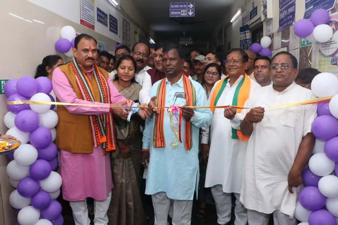 सेवा संकल्प अभियान | स्वास्थ्य सेवाओं को नई मजबूती
स्वास्थ्य मंत्री श्री श्याम बिहारी जायसवाल एवं महिला एवं बाल विकास मंत्री श्रीमती लक्ष्मी राजवाड़े ने जिला चिकित्सालय सूरजपुर में अटल आरोग्य लैब का शुभारंभ किया। यहां 136 प्रकार की निःशुल्क जांचों से अब तक 44,125 से अधिक मरीज लाभान्वित हो चुके हैं। इस दौरान स्वास्थ्य मंत्री ने मरीजों से फीडबैक लेकर स्वास्थ्य सुविधाओं का जायजा भी लिया।
#सेवा_संकल्प_अभियान #SevaSankalpAbhiyan #SevaSankalp #JanSeva #JanBhagidari
@chhattisgarhcmo @healthministryofindia @healthcggov @shyambiharibjp @laxmirajwadeofficial @rena_jamil_ias