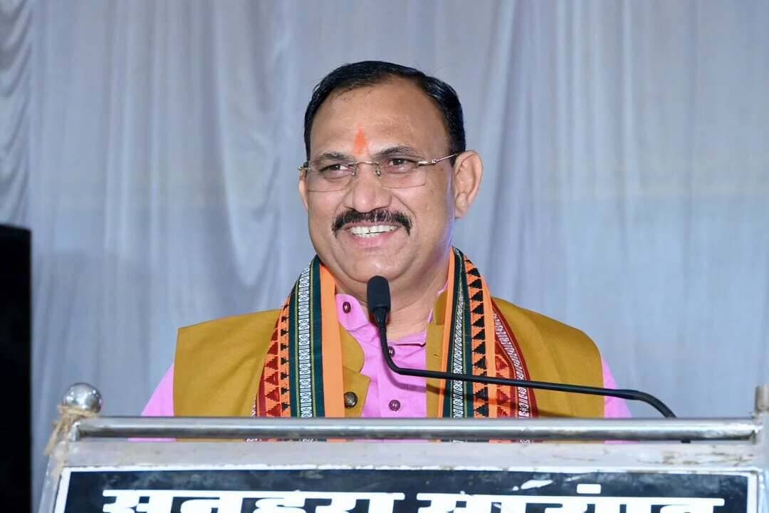 सूरजपुर मैराथन 2026 में स्वास्थ्य मंत्री श्री श्याम बिहारी जायसवाल, महिला एवं बाल विकास मंत्री श्रीमती लक्ष्मी राजवाड़े, प्रेमनगर विधायक श्री भूलन सिंह मरावी एवं कलेक्टर श्रीमती रेना जमील सहित प्रतिभागियों ने सड़क सुरक्षा का संदेश दिया।
मैराथन, बाइक रैली एवं सड़क सुरक्षा शपथ के माध्यम से यातायात नियमों के पालन और जीवन रक्षा का संकल्प लिया गया। साथ ही ‘अपना हेल्प QR’ का शुभारंभ कर दुर्घटना की स्थिति में त्वरित सहायता एवं डिजिटल सुरक्षा को बढ़ावा दिया गया।
#RoadSafety #ApnaHelpQR #SurajpurMarathon2026 #सड़क_सुरक्षा #जिला_प्रशासन_सूरजपुर
@chhattisgarhcmo @dpr.chhattisgarh @shyambiharibjp @laxmirajwadeofficial @rena_jamil_ias
सूरजपुर मैराथन 2026 में स्वास्थ्य मंत्री श्री श्याम बिहारी जायसवाल, महिला एवं बाल विकास मंत्री श्रीमती लक्ष्मी राजवाड़े, प्रेमनगर विधायक श्री भूलन सिंह मरावी एवं कलेक्टर श्रीमती रेना जमील सहित प्रतिभागियों ने सड़क सुरक्षा का संदेश दिया।
मैराथन, बाइक रैली एवं सड़क सुरक्षा शपथ के माध्यम से यातायात नियमों के पालन और जीवन रक्षा का संकल्प लिया गया। साथ ही ‘अपना हेल्प QR’ का शुभारंभ कर दुर्घटना की स्थिति में त्वरित सहायता एवं डिजिटल सुरक्षा को बढ़ावा दिया गया।
#RoadSafety #ApnaHelpQR #SurajpurMarathon2026 #सड़क_सुरक्षा #जिला_प्रशासन_सूरजपुर
@chhattisgarhcmo @dpr.chhattisgarh @shyambiharibjp @laxmirajwadeofficial @rena_jamil_ias