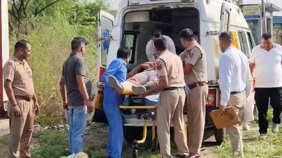 शाहाबाद में दुकान की सीढ़ियों पर संदिग्ध परिस्थितियों में मिला #युवक का श*व, जांच में जुटी पुलिस
मृतक #विनय गांव #रम्बा करनाल का बताया जा रहा , पोस्टमार्टम रिपोर्ट से होगा मौ*त के कारणों का खुलासा