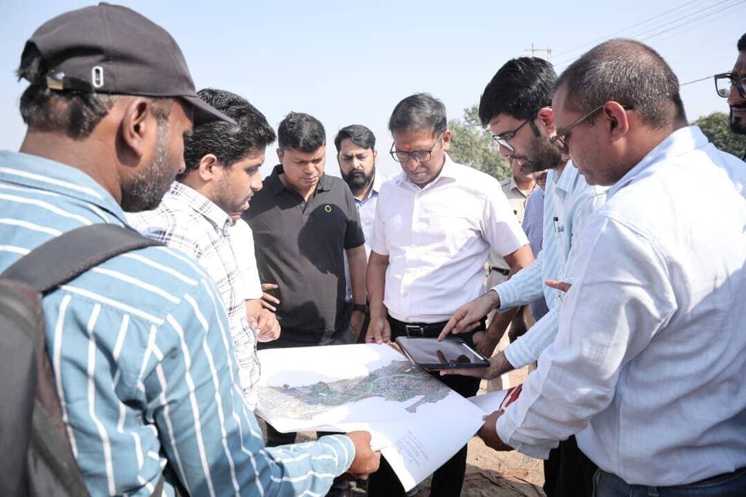 सिंहस्थ-2028
-------------
नियमित निरीक्षण-92
---------------
सिंहस्थ के महत्वपूर्ण आंतरिक मार्गों और प्रमुख मंदिरों से जुडऩे वाले मार्गों का निर्माण कार्य तेज करें—संभागायुक्त श्री सिंह
---------------------
संभागायुक्त और कलेक्टर ने इंटिग्रेटेड कंट्रोल एंड कमांड सेंटर का निरीक्षण किया
---------------------
उज्जैन, 13 अक्टूबर। सिंहस्थ-2028 महापर्व की तैयारियों के अंतर्गत उज्जैन विकास प्राधिकरण (यूडीए) द्वारा सिंहस्थ क्षेत्र में किए जा रहे विभिन्न विकास एवं निर्माण कार्यों को गति देने के लिए निरंतर निरीक्षण किया जा रहा है। मंगलवार को संभागायुक्त सह सिंहस्थ मेला अधिकारी श्री आशीष सिंह और कलेक्टर श्री रौशन कुमार सिंह ने यूडीए द्वारा बनाए जा रहे आंतरिक मार्गों, प्रमुख मंदिरों से जुडऩे वाले मार्गों तथा इंटिग्रेटेड कंट्रोल एंड कमांड सेंटर के निर्माण कार्यों का निरीक्षण किया।
निरीक्षण के दौरान संभागायुक्त श्री आशीष सिंह ने अधिकारियों को निर्देश दिए कि सिंहस्थ की दृष्टि से महत्वपूर्ण सभी आंतरिक मार्गों एवं प्रमुख मंदिरों को जोडऩे वाले मार्गों के निर्माण कार्यों में तेजी लाई जाए। निर्माण कार्य समय-सीमा में पूर्ण हों और कार्यों में गुणवत्ता से किसी भी प्रकार का समझौता न हो। उन्होंने कहा कि बारिश का दौर समाप्त हो चुका है, इसलिए उपलब्ध समय का बेहतर उपयोग करते हुए सभी निर्माण कार्यों को तेज गति से आगे बढ़ाया जाए। निरीक्षण के दौरान संभागायुक्त श्री सिंह और कलेक्टर श्री सिंह ने कार्तिक मेला ग्राउंड के सामने उज्जैन विकास प्राधिकरण द्वारा निर्माणाधीन इंटिग्रेटेड कंट्रोल एंड कमांड सेंटर का निरीक्षण किया। संभागायुक्त श्री सिंह ने मौके पर प्रोजेक्ट की ड्राइंग का अवलोकन कर निर्माण कार्य प्रगति की जानकारी ली। संभागायुक्त श्री सिंह ने निर्देश दिए कि इंटिग्रेटेड कंट्रोल एंड कमांड सेंटर का निर्माण कार्य निर्धारित समय-सीमा में पूर्ण किया जाए।
सोमवारिया से पिपलीनाका तक निर्माणाधीन मार्ग निर्माण के दौरान आने वाले सीवर चेंबर के संबंध में नगर निगम के अधिकारियों से समन्वय कर आवश्यक कार्रवाई करने के निर्देश दिए।उन्होंने कहा कि आपसी समन्वय के अभाव में निर्माण कार्य प्रभावित नही होना चाहिए निरीक्षण के दौरान अधिकारियों ने गढ़कालिका माता मंदिर से पीर मत्स्येंद्रनाथ समाधि स्थल तक लगभग 400 मीटर लंबी सीसी सड़क निर्माण कार्य, गढ़कालिका माता मंदिर से भर्तृहरि गुफा तक सड़क निर्माण कार्य तथा गढ़कालिका माता मंदिर से ओखलेश्वर तक नवीन मार्ग निर्माण कार्य का अवलोकन किया। इसके साथ ही गढ़कालिका माता मंदिर के लिए प्रस्तावित पार्किंग स्थल तथा कार्तिक मेला सदावल से नईखेड़ी तक मार्ग निर्माण कार्य की भी जानकारी ली। संभागायुक्त श्री सिंह ने प्रमुख मंदिरों पर आने वाले श्रद्धालुओं की संख्या को ध्यान में रखते हुए पार्किंग एवं आवागमन की बेहतर व्यवस्था सुनिश्चित करने के निर्देश दिए। संभागायुक्त श्री सिंह ने सिंहस्थ क्षेत्र में प्रस्तावित आंतरिक सड़क निर्माण कार्यों का भी निरीक्षण किया। उन्होंने निर्देश दिए कि फसल कटने के बाद तत्काल सड़क निर्माण कार्य प्रारंभ किया जाए। उन्होंने संबंधित अधिकारियों को किसानों के मुआवजा प्रकरणों का तत्काल निराकरण करने के निर्देश दिए, ताकि किसानों को किसी प्रकार की परेशानी न हो और निर्माण कार्य भी समय पर प्रारंभ किए जा सके।
अगले वर्ष तक सभी महत्वपूर्ण कार्य पूर्ण करने का लक्ष्य
---------------------
कलेक्टर श्री रौशन कुमार सिंह ने बताया कि सिंहस्थ-2028 के लिए जिले में विभिन्न विभागों के माध्यम से महत्वपूर्ण विकास एवं निर्माण कार्य तेजी से किए जा रहे है। मुख्यमंत्री डॉ. मोहन यादव के निर्देशानुसार आगामी वर्ष तक सभी महत्वपूर्ण कार्य हर हाल में पूर्ण किए जाने हैं। इसी क्रम में उज्जैन विकास प्राधिकरण द्वारा किए जा रहे निर्माण कार्यों की नियमित समीक्षा और स्थल निरीक्षण किया जा रहा है। उन्होंने बताया कि इंटिग्रेटेड कंट्रोल एंड कमांड सेंटर का निर्माण कार्य अच्छी गति से चल रहा है तथा इसे आगामी तीन-चार माह में पूर्ण करने का लक्ष्य रखा गया है। इसी प्रकार विभिन्न सड़क निर्माण कार्यों की समय-सीमा भी निर्धारित की गई है, ताकि कार्य समय से पहले अथवा निर्धारित समय-सीमा में गुणवत्ता के साथ पूर्ण किए जा सके। कलेक्टर श्री सिंह ने कहा कि प्रमुख मंदिरों, जहां बड़ी संख्या में श्रद्धालु दर्शन के लिए पहुंचते है, वहां पार्किंग सहित अन्य आवश्यक सुविधाओं के विकास कार्योंं का भी निरीक्षण किया जा रहा है, ताकि कार्यों की प्रगति की नियमित समीक्षा हो सके और यदि निर्माण कार्यों में किसी प्रकार की समस्या सामने आती है तो उसका मौके पर ही समाधान किया जा सके।
Simhasth2028 JDjansampark Ujjain
Jansampark Madhya Pradesh Collector Office Ujjain CM Madhya Pradesh Ujjain Commissioner