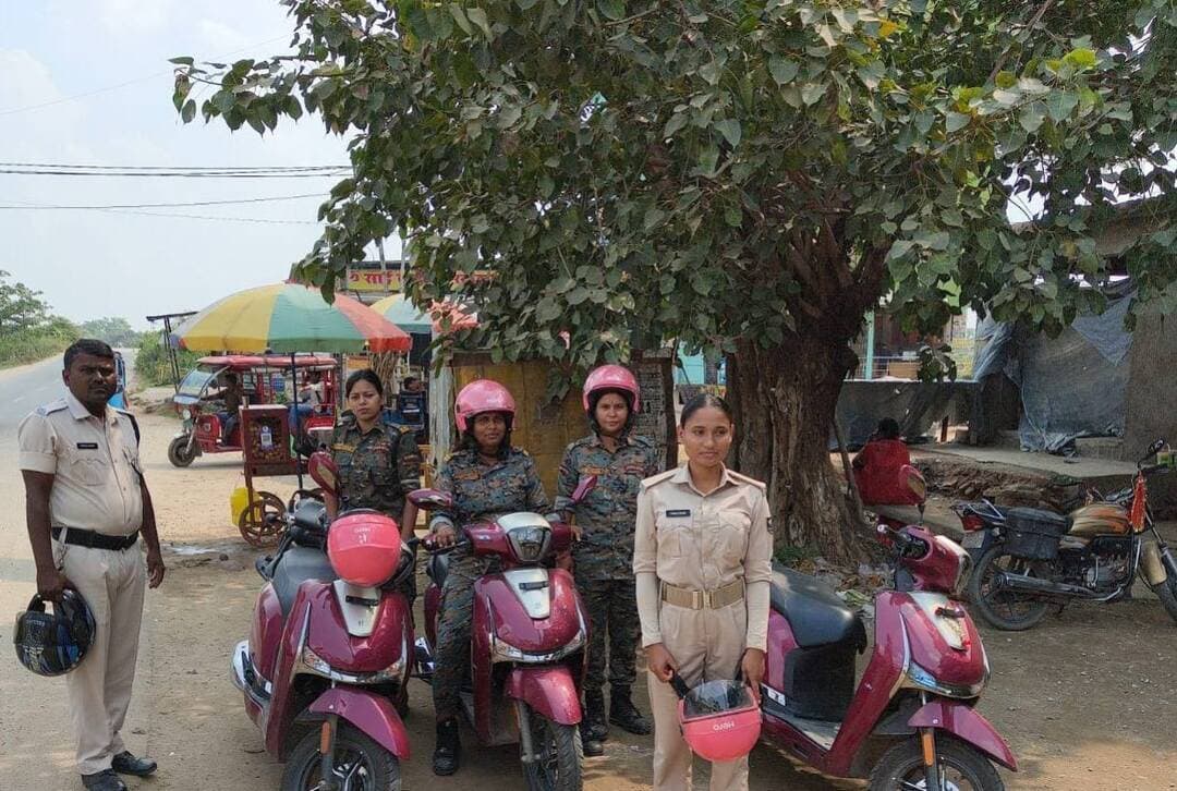 महिलाओं और बच्चियों की सुरक्षा को लेकर पुलिस दीदी की टीम कर रही गश्त
जहानाबाद : महिलाओं और बच्चियों की सुरक्षा को लेकर जहानाबाद पुलिस की ओर से विशेष सतर्कता बरती जा रही है। पुलिस अधीक्षक के निर्देश पर मंगलवार को पुलिस दीदी की टीम ने बाइक और स्कूटी से जिले के विभिन्न क्षेत्रों में गश्त की। इस दौरान विद्यालयों, बाजारों और संवेदनशील स्थानों पर विशेष निगरानी रखी गई। टीम ने छात्राओं और बच्चों को सुरक्षा के प्रति जागरूक करते हुए सतर्क रहने के लिए प्रेरित किया।