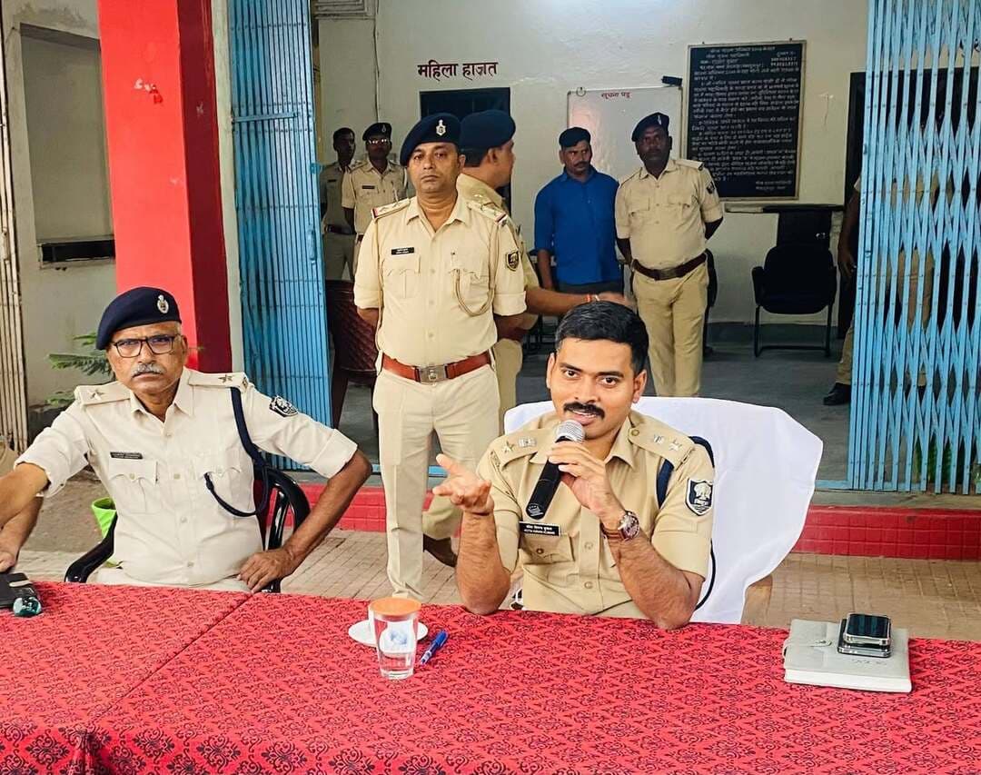 मखदुमपुर में जनता दरबार लगा, शांति समिति की बैठक में सुरक्षा पर चर्चा
जहानाबाद : पुलिस अधीक्षक कोटा किरण कुमार ने मंगलवार को मखदुमपुर थाना परिसर में जनता दरबार लगाया और शांति समिति की बैठक की। जनता दरबार में आम लोगों की समस्याएं और शिकायतें सुनीं। उनके त्वरित एवं विधिसम्मत निष्पादन के लिए संबंधित पुलिस पदाधिकारियों को आवश्यक निर्देश दिए।
वहीं, शांति समिति की बैठक में आगामी पर्व-त्योहारों को शांतिपूर्ण एवं सौहार्दपूर्ण वातावरण में संपन्न कराने पर चर्चा की गई। इस दौरान क्षेत्र में विधि-व्यवस्था बनाए रखने और आपसी भाईचारा कायम रखने पर जोर दिया गया। पुलिस अधीक्षक ने पुलिस पदाधिकारियों एवं कर्मियों से संवाद कर जनसेवा को बेहतर बनाने तथा पुलिसिंग को अधिक प्रभावी करने के निर्देश दिए।