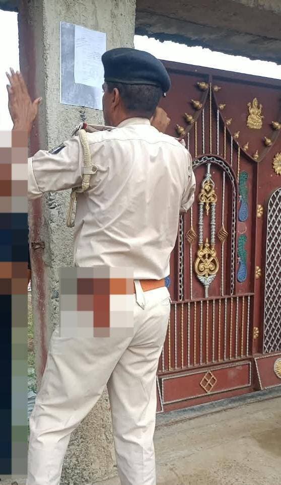 फरार अभियुक्तों के घर काको पुलिस ने चिपकाया इश्तिहार
जहानाबाद : न्यायालय से प्राप्त आदेश के आलोक में काको थाना की पुलिस ने विभिन्न कांडों में फरार चल रहे अभियुक्तों के घर विधिवत इश्तिहार का तामिला कराया। पुलिस ने न्यायालय के निर्देशानुसार संबंधित अभियुक्तों के घर पहुंचकर इश्तिहार चिपकाया। इस कार्रवाई का उद्देश्य फरार अभियुक्तों पर कानूनी शिकंजा कसना और उन्हें न्यायालय के समक्ष उपस्थित होने के लिए बाध्य करना है। पुलिस फरार अभियुक्तों की गिरफ्तारी के लिए आगे की कार्रवाई में जुटी है।