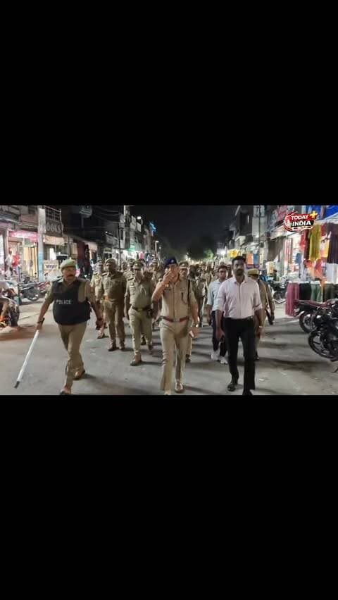🚨 त्योहारों को लेकर अलर्ट कौशाम्बी पुलिस, एसपी ने मंझनपुर में किया पैदल गश्त
📍 मंझनपुर, कौशाम्बी।
आगामी त्योहारों के मद्देनजर जनपद में शांति एवं कानून-व्यवस्था बनाए रखने के लिए पुलिस अधीक्षक सत्यनारायण ने मंगलवार को पुलिस बल के साथ कस्बा मंझनपुर में पैदल गश्त कर सुरक्षा व्यवस्था का जायजा लिया।
👮♂️ इस दौरान प्रमुख मार्गों, बाजारों और भीड़भाड़ वाले इलाकों में भ्रमण कर आमजन को सुरक्षा का भरोसा दिलाया गया। गश्त में एसडीएम मंझनपुर, थाना पुलिस, महिला थाना पुलिस, जोनल दंगा नियंत्रण टीम और पुलिस अधीक्षक कार्यालय की टीम मौजूद रही।
🔴 एसपी ने दिए सख्त निर्देश पुलिसकर्मियों को संदिग्ध व्यक्तियों एवं गतिविधियों पर नजर रखने, सतर्कता के साथ ड्यूटी करने और किसी भी अवांछनीय गतिविधि की सूचना मिलने पर तत्काल कार्रवाई करने के निर्देश दिए गए।
✅ कौशाम्बी पुलिस आगामी त्योहारों को शांतिपूर्ण एवं सौहार्दपूर्ण वातावरण में संपन्न कराने के लिए पूर�