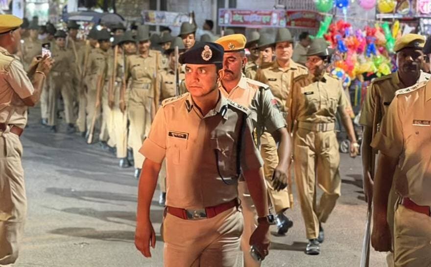 नवरात्रि को लेकर बाड़मेर शहर की गस्त में निकले पुलिस कप्तान चुनाराम जाट उस दौरान डिप्टी बुद्धा राम बिश्नोई व शहर कोतवाल मनोज कुमार रहें साथ।
Barmer Police IPS ChunaRam FanClub Rajasthan Police