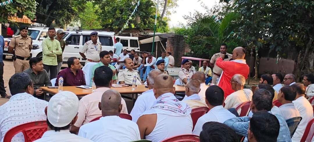 दुर्गा पूजा (दशहरा) पर्व को शांतिपूर्ण एवं सौहार्दपूर्ण वातावरण में संपन्न कराने को लेकर कौआकोल थाना परिसर में शांति समिति की बैठक आयोजित।
आगामी दुर्गा पूजा (दशहरा) पर्व को शांतिपूर्ण, सौहार्दपूर्ण एवं आपसी भाईचारे के वातावरण में संपन्न कराने तथा विधि-व्यवस्था संधारण सुनिश्चित करने के उद्देश्य से आज दिनांक 13 अक्टूबर 2026 को कौआकोल थाना परिसर में शांति समिति की बैठक आयोजित की गई। बैठक की अध्यक्षता अनुमंडल पदाधिकारी, नवादा सदर श्री अमित अनुराग ने की।
बैठक में दुर्गा पूजा के दौरान क्षेत्र में शांति एवं विधि-व्यवस्था बनाए रखने, पूजा पंडालों में आवश्यक सुरक्षा व्यवस्था सुनिश्चित करने, यातायात प्रबंधन तथा आम नागरिकों की सुविधा से जुड़े विभिन्न महत्वपूर्ण बिंदुओं पर विस्तार से चर्चा की गई। उपस्थित शांति समिति के सदस्यों एवं जनप्रतिनिधियों से पर्व के दौरान आपसी समन्वय, सहयोग एवं सामाजिक सौहार्द बनाए रखने की अपील की गई।
अनुमंडल पदाधिकारी ने कहा कि दुर्गा पूजा (दशहरा) आस्था, श्रद्धा एवं सामाजिक समरसता का पर्व है। सभी लोगों की जिम्मेदारी है कि वे इस पर्व को आपसी भाईचारे एवं सौहार्दपूर्ण वातावरण में मनाएं। उन्होंने संबंधित पदाधिकारियों को निर्देश दिया कि पूजा के दौरान विधि-व्यवस्था संधारण के लिए आवश्यक तैयारियां समय पर पूरी की जाएं तथा संवेदनशील स्थलों पर विशेष सतर्कता बरती जाए।
बैठक में पूजा समितियों को निर्देशित किया गया कि वे निर्धारित नियमों एवं प्रशासनिक दिशा-निर्देशों का पालन करते हुए पूजा का आयोजन करें। पूजा पंडालों एवं आसपास के क्षेत्रों में साफ-सफाई, पर्याप्त रोशनी, भीड़ प्रबंधन तथा श्रद्धालुओं की सुविधा का विशेष ध्यान रखा जाए। पंडालों में अग्नि सुरक्षा के आवश्यक उपाय सुनिश्चित करने तथा विद्युत तारों एवं अन्य उपकरणों के सुरक्षित उपयोग पर भी विशेष ध्यान देने की आवश्यकता बताई गई।
इसके साथ ही, जुलूस एवं विसर्जन के दौरान निर्धारित मार्ग, समय और प्रशासन द्वारा जारी दिशा-निर्देशों का पालन करने पर बल दिया गया।
प्रशासन की ओर से स्पष्ट किया गया कि पर्व के दौरान अफवाहों पर ध्यान न दें तथा किसी भी संदिग्ध गतिविधि या विधि-व्यवस्था से संबंधित समस्या की सूचना तत्काल स्थानीय पुलिस एवं प्रशासन को दें। सोशल मीडिया पर भ्रामक अथवा असत्य सूचनाएं प्रसारित करने से बचें और किसी भी सूचना को साझा करने से पहले उसकी सत्यता की जांच अवश्य करें।
बैठक में उपस्थित शांति समिति के सदस्यों ने प्रशासन को आवश्यक सहयोग देने तथा क्षेत्र में शांति, सद्भाव एवं भाईचारा बनाए रखने का आश्वासन दिया।
नवादा से राकेश कुमार चन्दन की रिपोर्ट !