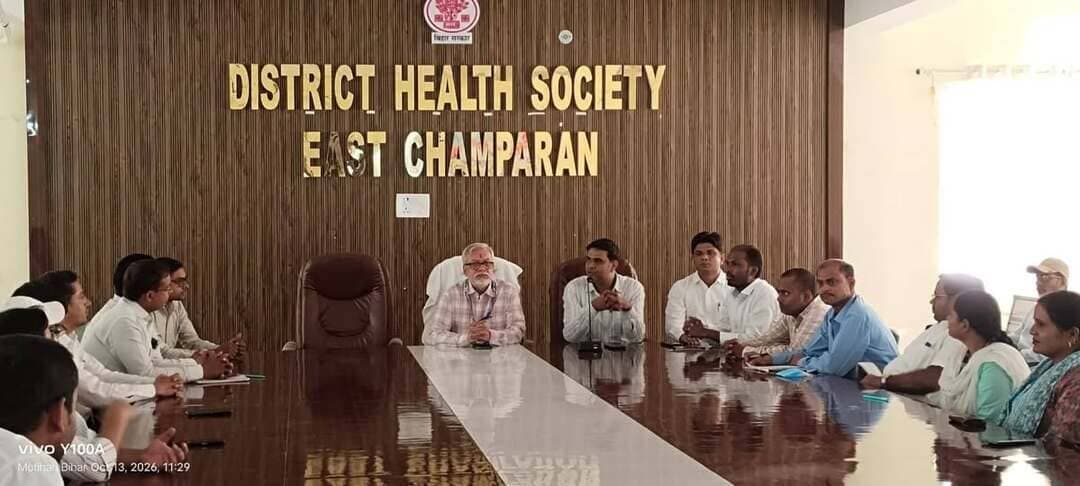 *माइक्रो फाइलेरिया के जाँच हेतु जिले भर के लैब टेक्नीशियनों की ट्रेनिंग की शुरूआत*
- रात्रि 10 से 12 तक 25 हजार 200 लोगों की होगी रक्त की जाँच
- फाइलेरिया की पहचान हेतु आवश्यक है जाँच कराना - डीभीडीसीओ
मोतिहारी, 13 अक्टूबर 26
राष्ट्रीय फाइलेरिया मुक्त अभियान के अंतर्गत जिले में नाइट ब्लड सर्वे कार्यक्रम आयोजित होगा। जिसमें रात्रि 10 बजे से 12 बजे तक लोगो के रक्त की जाँच की जाएगी।इसी कार्यक्रम के तहत आज
बुधवार को लैब टेक्नीशियनों व स्वास्थ्य कर्मियों का प्रशिक्षण जिले के
सीएस की अध्यक्षता में आयोजित कराया गया। प्रशिक्षण जिला प्रतिरक्षण पदाधिकारी डॉ शरत चन्द्र शर्मा, डीभीडीसीओ डॉ निकेश कुमार सिँह, एलटी मास्टर ट्रेनर कमरे आलम,पिरामल जिला प्रतिनिधि मुकेश कुमार के द्वारा प्रशिक्षण कराया जा रहा है।
इस सम्बन्ध में डीभीडीसीओ डॉ निकेश कुमार सिँह ने बताया की राष्ट्रीय फाइलेरिया उन्मूलन कार्यक्रम के तहत जिले भर के 27 प्रखंडो एवं सदर पीएचसी के साथ रात्रि 10 से 12 तक 25 हजार 200 लोगों की रक्त की जाँच कराई जाएगी. उन्होंने बताया की इस बार प्रत्येक साईट पर 300 लोगों की रक्त की जाँच होगी, 1 प्रखंड में 1 सेंटीनल एवं 2 रैंडम साईट बनाए गए है। जाँच में पॉजिटिव लोगों को दवा खिलाई जाएगी,, उन्होंने जानकारी देते हुए बताया की आगामी 10 फरवरी 2027 से सर्वजन दवा सेवन कार्यकम की शुरुआत होगी। प्रशिक्षण कार्यक्रम में जिला प्रतिनिधि, पिरामल के द्वारा भी सभी एल टी को प्रशिक्षण में सहयोग दिया गया है।
मादा क्यूलेक्स मच्छर के काटने से होता है फाइलेरिया:
सिविल सर्जन डॉ दिलीप कुमार ने बताया कि फाइलेरिया एक परजीवी जनित रोग है। जो मादा क्यूलेक्स मच्छर के काटने से फैलता है। आमतौर पर फाइलेरिया के लक्षण शुरू में स्पष्ट रूप से दिखाई नहीं देते। इसके लक्षण आने में कभी कभी सालों लग जाते है। प्रायः फाइलेरिया मरीजों में बुखार, बदन में खुजली व सूजन की समस्या दिखाई देती है। इसके अलावा पैरों और हाथों में सूजन, हाथीपांव और अंडकोषों की सूजन, फाइलेरिया के लक्षण हैं। फाइलेरिया हो जाने के बाद धीरे-धीरे यह गंभीर रूप लेने लगता है। इससे बचाव के लिए विभाग द्वारा सर्वजन दवा सेवन कार्यक्रम संचालित किया जाता है। जिसमें 2 वर्ष से अधिक उम्र के सभी लोगों को अल्बेंडाजोल एवं डीईसी की गोली आशा, आंगनबाड़ी कार्यकर्ता व स्वास्थ्यकर्मियों की देखरेख में खिलाई जाती है ।
मौके पर प्रभारी डीभीडीसीओ डॉ निकेश कुमार सिँह ,भीडीसीओ सत्यनारायण उरांव, रविंद्र कुमार, राकेश कुमार, चंद्रभानु सिंह, पिरामल के जिला प्रतिनिधि मुकेश कुमार, प्रोग्राम लीडर कमरे आलम, धीरेन्द्र कुमार, सिफार के जिले के प्रतिनिधि सिद्धांत कुमार, पप्पू कुमार, सुमित कुमार, धीरज व अन्य सीएचओ, एलटी, स्वास्थ्यकर्मी उपस्थित थे।
Information & Public Relations Department, Government of Bihar Bihar Health Department