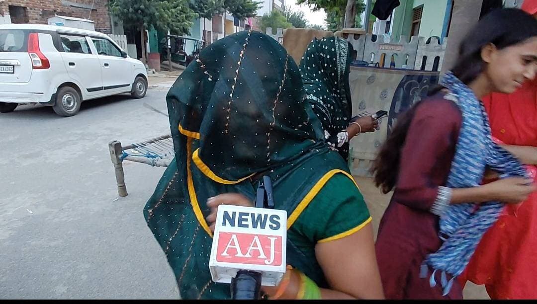 ग्रेटर नोएडा: जेवर एयरपोर्ट के लिए उजड़े किसानों का छलका दर्द, आखिर कहां जाएं प्रभावित परिवार?
जेवर एयरपोर्ट देश और प्रदेश के विकास की नई पहचान बन रहा है, लेकिन इस विकास के बीच विस्थापित किसानों और उनके परिवारों की समस्याएं भी सामने आ रही हैं।
प्रभावित किसानों का कहना है कि उन्होंने एयरपोर्ट के लिए अपनी जमीन और घर छोड़े, लेकिन आज भी रोजगार की समस्या से जूझ रहे हैं। किसानों को मिला छोटा-सा प्लॉट उनकी जरूरतों के लिए पर्याप्त नहीं है। उनका सवाल है कि जब इतनी कम जगह है, तो भैंस कहां बांधें और परिवार का गुजारा कैसे करें?
किसानों ने अपनी पीड़ा बताते हुए बच्चों के भविष्य और शादी-ब्याह को लेकर भी चिंता जताई। उनका कहना है कि जमीन चली गई, घर छूट गया, लेकिन रोजगार का सहारा नहीं मिला। आखिर वे अपने परिवार की जरूरतें कैसे पूरी करें?
एक तरफ विकास का बड़ा सपना, दूसरी तरफ विस्थापित परिवारों के सामने रोजी-रोटी और भविष्य की चिंता।
अब सवाल यह है कि क्या इन प्रभावित किसानों को रोजगार, पर्याप्त आवासीय सुविधाएं और सम्मानजनक जीवन देने के लिए ठोस कदम उठाए जाएंगे?
जेवर एयरपोर्ट से प्रभावित किसानों की आवाज आप तक पहुंचाना जरूरी है। आप बताइए—विकास के साथ विस्थापित परिवारों का पुनर्वास और रोजगार सुनिश्चित होना चाहिए या नहीं? अपनी राय कमेंट में जरूर लिखें।
ग्रेटर नोएडा | News Aaj
#GreaterNoida #JewarAirport #DisplacedFarmers #FarmersVoice #NewsAaj