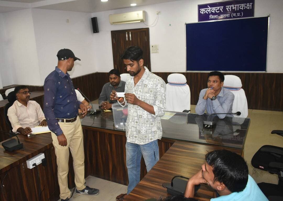 लोक सेवा केन्द्र उचेहरा के नवीन संचालक के रूप में शालिनी सिंह बघेल का चयन
-----
सतना 13 अक्टूबर 2026/लोक सेवा केन्द्र उचेहरा के नवीन संचालक के चयन के लिए मंगलवार को कलेक्ट्रेट सभाकक्ष #सतना में निविदा समिति के सदस्यों एवं निविदाकारों की उपस्थिति में पुनः लॉटरी प्रक्रिया संपन्न कराई गई। प्रक्रिया के माध्यम से शालिनी सिंह बघेल का चयन लोक सेवा केन्द्र उंचेहरा के नवीन संचालक के रूप में किया गया।
लॉटरी प्रक्रिया में तकनीकी एवं वित्तीय निविदा में अपात्र पाए गए श्री बालाजी एंड कंपनी, वार्ड क्रमांक-10, शुक्लाव गली, करैरा, जिला शिवपुरी को छोड़कर शेष 68 पात्र निविदाकारों में से नवीन संचालक का चयन किया गया। चयनित निविदाकार शालिनी सिंह बघेल, सीताराम पेट्रोल पंप के पीछे, वार्ड क्रमांक-22, कैलाश नगर, उतैली, सतना हैं। शासन के निर्देशानुसार संपूर्ण लॉटरी प्रक्रिया की वीडियोग्राफी भी कराई गई। चयनित संचालकों की सूची मध्यप्रदेश ई-टेंडर पोर्टल mptenders.gov.in, mpedistrict.gov.in तथा सतना जिले की आधिकारिक वेबसाइट satna.nic.in पर अपलोड की गई है।
CM Madhya Pradesh
Dr Mohan Yadav
#JansamparkMP