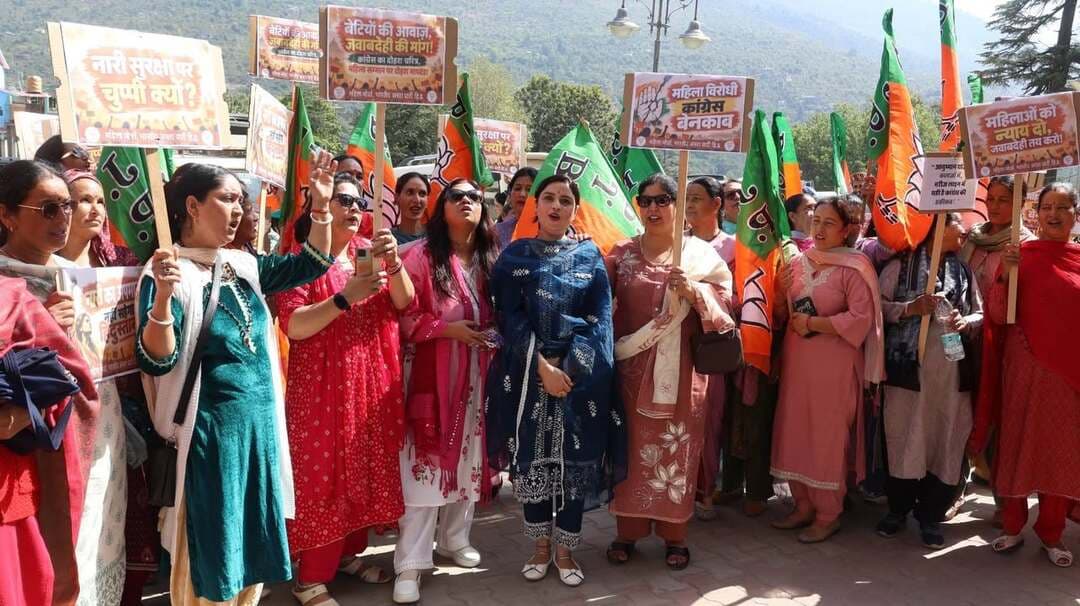 कुल्लू में भाजपा महिला मोर्चा का धरना-प्रदर्शन, राहुल गांधी और कांग्रेस नेतृत्व से पूछे तीखे सवाल।
Kullu Times
भाजपा महिला मोर्चा की जिला अध्यक्ष बिंदिया सूद की अध्यक्षता में कुल्लू में धरना-प्रदर्शन आयोजित किया गया। इस दौरान महिलाओं की सुरक्षा, सम्मान और न्याय से जुड़े मुद्दों को प्रमुखता से उठाते हुए कांग्रेस नेतृत्व से जवाबदेही सुनिश्चित करने की मांग की गई। धरने में कुल्लू जिला भाजपा अध्यक्ष अमित सूद, महिला मोर्चा की भानु कपूर, पूर्व प्रत्याशी नरोतम ठाकुर तथा भाजपा महिला मोर्चा की जिला अध्यक्ष बिंदिया सूद ने अपने विचार रखे।
कुल्लू जिला भाजपा अध्यक्ष अमित सूद ने कहा कि महिलाओं की सुरक्षा और सम्मान किसी राजनीतिक दल की सुविधा या राजनीतिक हितों के अनुसार तय नहीं हो सकता। कांग्रेस नेतृत्व को स्पष्ट करना चाहिए कि महिलाओं से जुड़े गंभीर आरोपों के मामलों में उसकी आधिकारिक स्थिति क्या है और शिकायतकर्ताओं को न्याय दिलाने के लिए उसने क्या ठोस कदम उठाए हैं।
उन्होंने कहा कि भाजपा की मांग है कि कांग्रेस सांसद अंगोमचा बिमोल अकोइजम से संबंधित आरोपों की निष्पक्ष जांच हो, शिकायतकर्ता छात्राओं की सुरक्षा सुनिश्चित की जाए और कांग्रेस नेतृत्व अपनी स्थिति तथ्यों के साथ सार्वजनिक करे।
उन्होंने राहुल गांधी से सवाल करते हुए कहा कि क्या कांग्रेस ने संबंधित सांसद से औपचारिक स्पष्टीकरण मांगा है? क्या पार्टी शिकायतकर्ता छात्राओं की सुरक्षा और निष्पक्ष जांच के लिए स्पष्ट प्रतिबद्धता जताएगी? विश्वविद्यालय की अनुशासनात्मक कार्रवाई के बाद कांग्रेस ने क्या संगठनात्मक कदम उठाए हैं?
उन्होंने कहा कि किसी भी व्यक्ति को बिना जांच दोषी ठहराना उचित नहीं है, लेकिन आरोपों की निष्पक्ष जांच और शिकायतकर्ताओं की सुरक्षा सुनिश्चित करना भी उतना ही आवश्यक है। लोकतंत्र में जवाबदेही से कोई भी राजनीतिक दल या व्यक्ति बच नहीं सकता।
उन्होंने कहा कि कानून सभी के लिए समान होना चाहिए। महिलाओं की सुरक्षा के मुद्दे पर किसी भी प्रकार का दोहरा मापदंड नहीं अपनाया जाना चाहिए और शिकायतकर्ताओं को न्याय दिलाने की प्रक्रिया में किसी तरह का राजनीतिक हस्तक्षेप नहीं होना चाहिए।
पूर्व प्रत्याशी नरोतम ठाकुर ने कहा कि महिलाओं के सम्मान और सुरक्षा की बात करने वाले कांग्रेस नेतृत्व को इन मुद्दों पर अपना रुख स्पष्ट करना चाहिए। महिलाओं के अधिकारों की रक्षा के लिए केवल मंचों से भाषण देना पर्याप्त नहीं है, बल्कि यह सुनिश्चित करना जरूरी है कि प्रत्येक शिकायत को गंभीरता से सुना जाए और न्याय की प्रक्रिया निष्पक्ष रहे।
उन्होंने कहा कि महिला सुरक्षा से जुड़े मामलों में शिकायतकर्ताओं को भयमुक्त वातावरण उपलब्ध करवाना और निष्पक्ष जांच सुनिश्चित करना प्राथमिकता होनी चाहिए। कांग्रेस नेतृत्व को स्पष्ट करना चाहिए कि वह इस दिशा में क्या कदम उठाने के लिए तैयार है।
भानु कपूर ने महिला पुलिसकर्मी से संबंधित कथित घटनाक्रम पर कहा कि पूरे वीडियो, उसके संदर्भ और प्रमाणिकता को सामने लाया जाना चाहिए, ताकि तथ्यों के आधार पर निष्पक्ष निष्कर्ष निकाला जा सके। अधूरी जानकारी के आधार पर किसी को दोषी ठहराने के बजाय सच्चाई सामने लाने पर जोर दिया जाना चाहिए।
उन्होंने कहा कि महिलाओं के सम्मान पर सभी राजनीतिक दलों का एक समान मापदंड होना चाहिए। महिला सुरक्षा का मुद्दा राजनीति से ऊपर है और इस पर किसी प्रकार का समझौता नहीं किया जा सकता।
भाजपा महिला मोर्चा की जिला अध्यक्ष बिंदिया सूद ने कहा कि महिला मोर्चा महिलाओं की सुरक्षा, सम्मान और न्याय के लिए लगातार आवाज उठाता रहेगा। उन्होंने कहा कि कांग्रेस नेतृत्व को महिलाओं के अधिकारों पर अपनी प्रतिबद्धता केवल बयानों से नहीं, बल्कि अपने निर्णयों और कार्रवाई से साबित करनी चाहिए।
उन्होंने कहा कि राहुल गांधी और कांग्रेस नेतृत्व को स्पष्ट करना चाहिए कि संबंधित मामले में पार्टी ने क्या संगठनात्मक कदम उठाए हैं, शिकायतकर्ता छात्राओं की सुरक्षा के लिए क्या व्यवस्था सुनिश्चित की जाएगी और निष्पक्ष जांच के प्रति पार्टी का क्या रुख है।
उन्होंने कहा कि भाजपा महिला मोर्चा की मांग किसी को बिना जांच दोषी घोषित करने की नहीं है, बल्कि कानून के अनुसार निष्पक्ष जांच, शिकायतकर्ताओं की सुरक्षा और जवाबदेही सुनिश्चित करने की है।
उन्होंने कहा कि महिलाओं की गरिमा और अधिकारों की रक्षा प्रत्येक राजनीतिक दल की जिम्मेदारी है। यदि कांग्रेस महिलाओं के सशक्तीकरण के प्रति गंभीर है, तो उसे महिलाओं से जुड़े संवेदनशील मामलों में स्पष्टता और जवाबदेही का परिचय देना चाहिए।
उन्होंने कहा कि भाजपा महिला मोर्चा महिलाओं के अधिकारों की रक्षा और न्याय की मांग को लेकर अपनी आवाज बुलंद करता रहेगा। महिलाओं की सुरक्षा और सम्मान के विषय में किसी भी प्रकार की लापरवाही स्वीकार नहीं की जा सकती। BJP KULLU HP BJP Himachal Pradesh