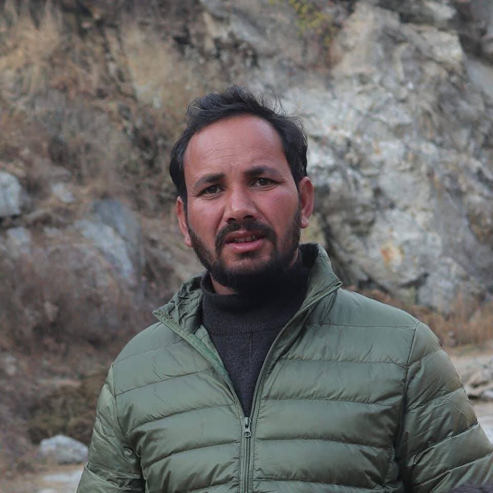 आपदा के एक वर्ष बाद भी नहीं पड़ी फलाचन नदी में बहे दोगडा पुल की नींव।
मशियार पंचायत में तीन गांवों के सैकड़ों लोग परेशान, बढ़ता जा रहा है पुल का इंतजार।
फलाचन नदी पर दोगड़ा पुल का निर्माण कार्य जल्द शुरू करे सरकार- ग्रामीण.
Kullu Times
जिला कुल्लू उपमंडल बंजार में तीर्थन घाटी की दुर्गम ग्राम पंचायत मशियार में दोगड़ा पुल का निर्माण कार्य न होने से क्षेत्र के करीब 600 लोगों की परेशानी बढ़ गई है। कमेडा, मंझली और मशियार गांवों को जोड़ने वाला यह वाहन योग्य वैली ब्रिज 13 अगस्त 2025 को भारी बारिश के कारण फलाचन नदी में बह गया था। पुल टूटने के 14 महीने बाद भी इसके निर्माण की दिशा में कोई ठोस कदम न उठाए जाने से ग्रामीणों में नाराजगी है।
दोगड़ा पुल मशियार पंचायत की करीब आधी आबादी के लिए आवागमन का प्रमुख साधन था। पुल बह जाने के बाद से इन गांवों के लोगों को रोजमर्रा के कामों के लिए भारी दिक्कतों का सामना करना पड़ रहा है। बठाहड़ स्कूल में पढ़ने वाले विद्यार्थियों को भी नदी पार करके आना-जाना पड़ता है। फिलहाल नदी में पानी का स्तर कम होने के कारण कुछ वाहन भी नदी के रास्ते से गुजर रहे हैं, लेकिन पानी बढ़ने पर यह रास्ता बंद हो जाएगा। ऐसे में कमेडा, मंझली और मशियार गांवों का संपर्क प्रभावित होने से लोगों की मुश्किलें और बढ़ सकती हैं।
ग्रामीणों का कहना है कि पुल के लिए अभी तक न तो निर्माण स्थल का चयन किया गया है और न ही इसकी नींव रखने का काम शुरू हुआ है। बरसात में बह चुके इस पुल का पुनर्निर्माण समय पर न होने से क्षेत्र के लोगों को लगातार परेशानी झेलनी पड़ रही है।
नदी में पानी कम, फिर भी निर्माण कार्य शुरू नहीं.
स्थानीय ग्रामीणों पूर्व उपप्रधान प्रकाश ठाकुर, वार्ड सदस्य प्रेम सिंह, पूर्व वार्ड सदस्य भाग सिंह, लाल चंद, हेत राम, अमर भारती, दलीप सिंह, मेघ सिंह, धर्म चंद, हीरा लाल, दरबारी लाल और ढेवा राम सहित अन्य लोगों ने कहा कि दोगड़ा पुल का निर्माण कार्य जल्द शुरू किया जाना चाहिए। वर्तमान में नदी में पानी का स्तर कम है, इसलिए पुल की नींव और फाउंडेशन का काम शुरू करने के लिए यह उचित समय है।
ग्रामीणों ने चिंता जताई कि आने वाले महीनों में नदी का जलस्तर बढ़ने और बरसात शुरू होने से निर्माण कार्य करना मुश्किल हो सकता है। यदि समय रहते काम शुरू नहीं किया गया तो लोगों को एक बार फिर लंबे समय तक परेशानी झेलनी पड़ सकती है।
सरकार और प्रशासन से जल्द कार्रवाई की मांग.
ग्रामीणों ने प्रदेश सरकार, उपायुक्त कुल्लू और लोक निर्माण विभाग से मांग की है कि दोगड़ा पुल के निर्माण को प्राथमिकता दी जाए। उन्होंने कहा कि यह पुल केवल आवागमन का साधन नहीं, बल्कि तीन गांवों के लोगों, विद्यार्थियों और अन्य जरूरतमंदों की सुविधा के लिए बेहद जरूरी है।
ग्रामीणों ने प्रशासन से आग्रह किया कि बिना देरी किए निर्माण स्थल का चयन कर पुल की फाउंडेशन का काम शुरू करवाया जाए, ताकि नदी का जलस्तर बढ़ने से पहले निर्माण कार्य आगे बढ़ सके और क्षेत्र की जनता को राहत मिल सके।