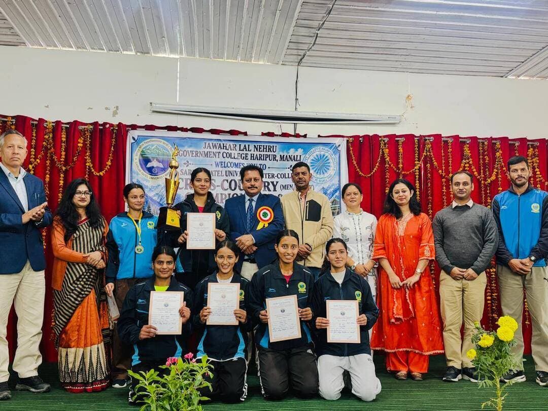 हरिपुर महाविद्यालय में सरदार पटेल विश्वविद्यालय द्वारा अंतर महाविद्यालय क्रॉस कंट्री का हुआ आयोजन
Kullu Times
12 अक्तूबर को सभी महाविद्यालयों से आए कॉन्टिजेंट इंचार्ज के साथ एक बैठक का आयोजन किया तथा महाविद्यालय प्राचार्य डॉ शेफाली व कार्यक्रम अधिकारी डॉ ज्योति बाला द्वारा सभी का महाविद्यालय परिसर में स्वागत किया गया। कार्यक्रम अधिकारी डॉ ज्योति बाला ने बताया कि क्रॉस कंट्री अंतर महाविद्यालय प्रतिस्पर्धा के लिए 10 महाविद्यालयों के लगभग 100 खिलाड़ियों ने भाग लिया।
विश्वविद्यालय से आए पर्यवेक्षक अधिकारी डॉ रविंद्र कुमार व अन्य अधिकारी डॉ अंजू , विनोद आर्य , दिनेश सिंह,तारा चंद ने प्रतियोगिता संबंधी जानकारियां तथा सभी कॉन्टिजेंट इंचार्ज एवम् प्रतिभागी धावकों से साझा की ।
10 किमी दौड़ का प्रारंभ सुबह 7:30 बजे शुरू हुआ जिसका शुभारंभ मुख्यातिथि प्रो राजेश कुमार शर्मा (छात्र कल्याण संकायाध्यक्ष व निदेशक (खेल एवम् युवा कार्यक्रम ) ,सरदार पटेल विश्वविद्यालय)ने हरी झंडी दिखा कर किया । दौड़ महाविद्यालय के मैदान से शुरू होकर सजला गांव 5 किमी तक हुई और दौड़ का समापन महाविद्यालय के मैदान में वापस 5किमी हुआ। कार्यक्रम के दूसरे सत्र में पुरस्कार वितरण समारोह आयोजित किया गया।मुख्यातिथि प्रो राजेश कुमार शर्मा द्वारा विजेता रहे खिलाडियों को पुरस्कार प्रदान किए। उन्होंने विद्यार्थियों को संबोधित करते हुए कहा कि खेल हमारे जीवन का अभिन्न अंग हैं। खेलों से न केवल शारीरिक एवं मानसिक विकास होता है, बल्कि अनुशासन, आत्मविश्वास, नेतृत्व क्षमता और संघर्ष करने की भावना भी विकसित होती है। साथ ही युवाओं को शिक्षा के साथ-साथ खेल गतिविधियों में भी बढ़-चढ़कर भाग लेना चाहिए, क्योंकि स्वस्थ युवा ही एक सशक्त समाज और राष्ट्र के निर्माण में महत्त्वपूर्ण भूमिका निभाते हैं। सफल कार्यकम के लिए उन्होंने महाविद्यालय प्राचार्या डॉ शेफाली व समस्त स्टाफ की सराहना की ।
महिला वर्ग एकल दौड़ में संजना जेएलएन हरिपुर महाविद्यालय मनाली प्रथम, भारती हरिपुर महाविद्यालय मनाली द्वितीय व अंजली देवी कुल्लू महाविद्यालय ने तृतीय स्थान हासिल किया।एकल दौड़ पुरुष वर्ग में रोहित कुल्लू महाविद्यालय ने प्रथम, द्वितीय शशि ठाकुर वीजीसी मंडी व तृतीय स्थान रोहित बासा कॉलेज के छात्र ने हासिल किया।
महिला वर्ग टीम में राजकीय महाविद्यालय कुल्लू प्रथम , जवाहरलाल नेहरू कॉलेज ,हरिपुर मनाली द्वितीय , राजकीय महाविद्यालय मंडी तृतीय स्थान पर रहा ।
पुरुष वर्ग टीम में राजकीय महाविद्यालय कुल्लू प्रथम ,राजकीय महाविद्यालय मंडी द्वितीय , राजकीय महाविद्यालय बासा तृतीय स्थान पर रहा ।धन्यवाद भाषण में कार्यक्रम अधिकारी डॉ ज्योति बाला ने प्रो राजेश कुमार शर्मा,विश्वविद्यालय अधिकारियों, सभी महाविद्यालयों से आई टीम व उनके प्रभारियों,एनसीसी, एनएसएस, रोवर रेंजर के साथ ही धन्यवाद किया । समस्त स्टाफ व सभी विद्यार्थियों को कार्यक्रम को सफल बनाने में सहयोग देने के लिए धन्यवाद दिया।