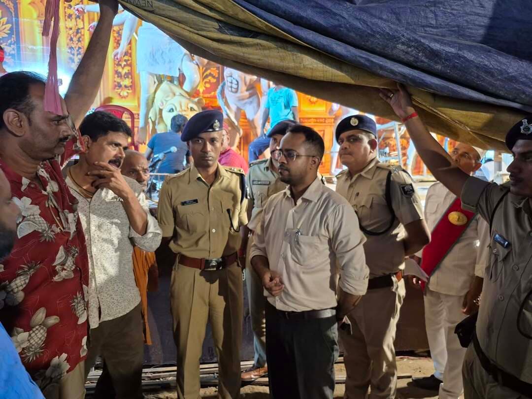 जिलाधिकारी एवं वरीय पुलिस अधीक्षक ने छपरा के प्रमुख दुर्गा पूजा पंडालों का किया निरीक्षण, सुरक्षा मानकों के अनुपालन का दिया निर्देश
जिलाधिकारी सारण श्री वैभव श्रीवास्तव एवं वरीय पुलिस अधीक्षक सारण श्री रौशन कुमार ने आज संध्या छपरा नगर निगम क्षेत्र अंतर्गत पंकज सिनेमा रोड, नगरपालिका चौक, गांधी चौक, नेहरू चौक, तेलपा स्टैंड एवं श्यामचक स्थित प्रमुख दुर्गा पूजा पंडालों का स्थलीय निरीक्षण किया। इस दौरान उन्होंने पूजा आयोजकों को श्रद्धालुओं की सुरक्षा, भीड़ प्रबंधन एवं विधि-व्यवस्था के दृष्टिकोण से सभी आवश्यक व्यवस्थाएं सुनिश्चित करने का निर्देश दिया।
निरीक्षण के क्रम में पंडालों के अंदर एवं बाहर पर्याप्त संख्या में सीसीटीवी कैमरे लगाने, महिला एवं पुरुष श्रद्धालुओं के लिए मजबूत बल्ले अथवा स्टील पिलर से बैरिकेडिंग करने तथा प्रवेश एवं निकास द्वार अलग-अलग रखने का निर्देश दिया गया। साथ ही, पंडालों में दिन एवं रात्रि के समय कार्यकर्ताओं की सक्रिय तैनाती सुनिश्चित करने को कहा गया।
अनुमंडल पदाधिकारी एवं अनुमंडल पुलिस पदाधिकारी, सदर को सभी बड़े पंडालों में दंडाधिकारी, पुलिस पदाधिकारी एवं प्रखंड स्तरीय कर्मियों की प्रतिनियुक्ति सुनिश्चित करने का निर्देश दिया गया। विद्युत विभाग को सभी पंडालों का विद्युत ऑडिट कर प्रमाण पत्र उपलब्ध कराने तथा भवन प्रमंडल को पंडालों की संरचनात्मक मजबूती का प्रमाण पत्र प्राप्त कराने का निर्देश दिया गया। अग्निशमन पदाधिकारी को नियमित रूप से पंडालों का निरीक्षण कर अग्नि सुरक्षा संबंधी आवश्यक उपाय सुनिश्चित करने को कहा गया।
जिलाधिकारी एवं वरीय पुलिस अधीक्षक ने सभी संबंधित पदाधिकारियों एवं पूजा आयोजकों को निर्धारित सुरक्षा मानकों का कड़ाई से अनुपालन सुनिश्चित करने तथा दुर्गा पूजा के दौरान श्रद्धालुओं की सुरक्षा, सुगम आवागमन एवं शांतिपूर्ण वातावरण बनाए रखने के लिए सतर्कता के साथ कार्य करने का निर्देश दिया।