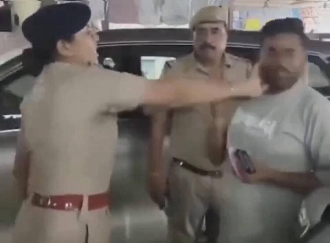 एडवोकेट को थप्पड़ मारने वाली DSP अंजू यादव को किया गया APO, वकीलों ने घटना पर जताया था आक्रोश
DSP अंजू यादव पर कार्रवाई की रखी थी माँग, जिसके बाद अब पुलिस मुख्यालय ने अजमेर से हटाकर रखा पदस्थापन आदेशों की प्रतीक्षा में
( अजमेर न्यूज़ )
9351087614
#ajmer #news #advocate #rps #anjuyadav #thappad
