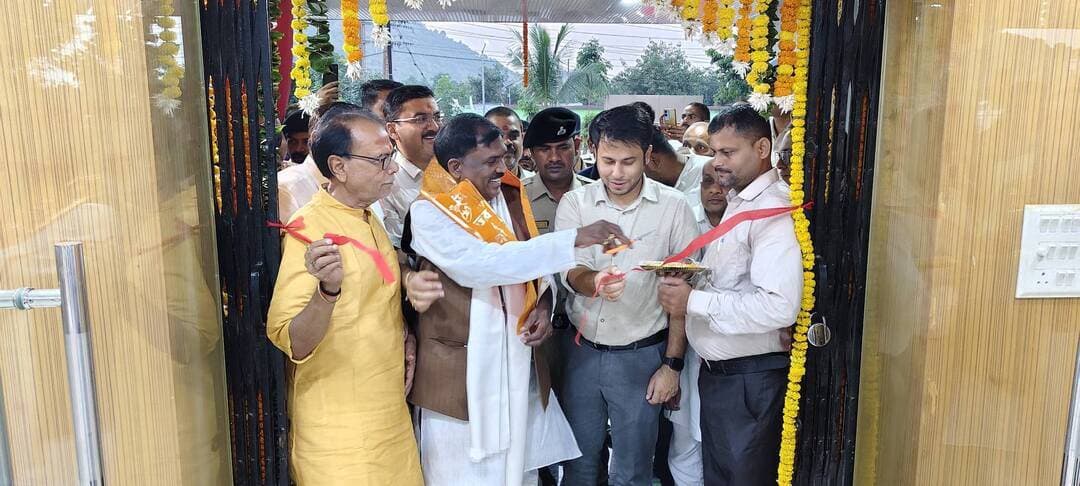 समाहरणालय, कैमूर*
=================
जिला जनसम्पर्क कार्यालय*
==================
प्रेस विज्ञप्ति*
दिनांक 13.10.2026*
==================
माननीय मंत्री एवं जिला पदाधिकारियों द्वारा माँ मुंडेश्वरी होटल का उद्घाटन
आज दिनांक 13.10.2026 को माँ मुंडेश्वरी होटल का उद्घाटन माननीय मंत्री, पर्यटन विभाग, बिहार सरकार, श्री केदार प्रसाद गुप्ता एवं जिला पदाधिकारियों की उपस्थिति में किया गया।
माँ मुंडेश्वरी होटल का उद्घाटन जिले में पर्यटन सुविधाओं के विकास की दिशा में एक महत्वपूर्ण पहल है। इससे माँ मुंडेश्वरी धाम आने वाले श्रद्धालुओं एवं पर्यटकों को बेहतर सुविधाएँ उपलब्ध कराने तथा क्षेत्र में पर्यटन गतिविधियों को बढ़ावा देने में सहायता मिलेगी।
कैमूर जिला अपने ऐतिहासिक, धार्मिक एवं प्राकृतिक पर्यटन स्थलों के लिए प्रसिद्ध है। माँ मुंडेश्वरी धाम जिले के प्रमुख धार्मिक स्थलों में से एक है। पर्यटन सुविधाओं के विस्तार से जिले की पहचान को और मजबूती मिलने के साथ-साथ स्थानीय स्तर पर रोजगार एवं आर्थिक गतिविधियों को भी प्रोत्साहन मिलने की संभावना है।
#Kaimur #BiharTourism #MaaMundeshwari #TourismDevelopment #kaimurdm #KaimurTourism #samratchoudhary #CMSamrat
Information & Public Relations Department, Government of Bihar
Department of Tourism, Government of Bihar