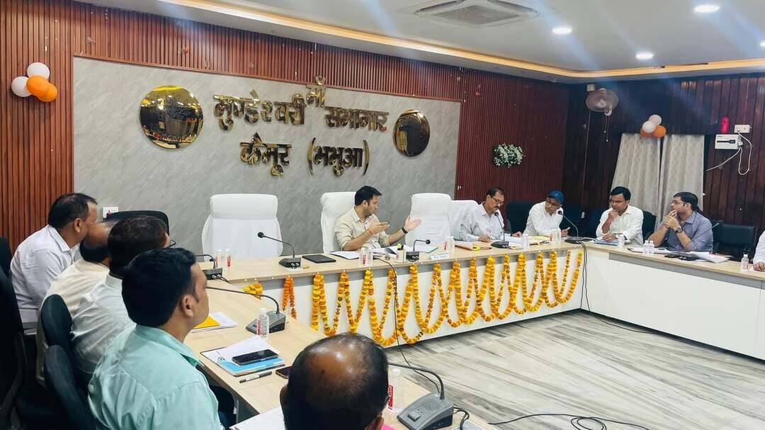 समाहरणालय, कैमूर*
=================
जिला जनसम्पर्क कार्यालय*
==================
प्रेस विज्ञप्ति*
दिनांक 13.10.2026*
==================
कैमूर में शिक्षा व्यवस्था का होगा कायाकल्प: जिला पदाधिकारी ने दिए बुनियादी ढांचा दुरुस्त करने और साक्षरता सुधारने के निर्देश
आज दिनांक 13-10-2026 को समाहरणालय स्थित सभाकक्ष में जिला पदाधिकारी, कैमूर की अध्यक्षता में शिक्षा विभाग की समीक्षात्मक बैठक आयोजित की गई।
बैठक में जिले के प्राथमिक, माध्यमिक, कस्तूरबा गांधी बालिका विद्यालय (KGBV) और बुनियादी ढांचों से जुड़ी योजनाओं की गहन समीक्षा की गई।
समीक्षा के दौरान जिला पदाधिकारी ने जिले के विद्यालयों में बुनियादी सुविधाओं की कमी पर चिंता व्यक्त की और संबंधित अधिकारियों को आपसी समन्वय स्थापित कर तत्काल सुधार करने के निर्देश दिए।
बैठक के मुख्य बिंदु एवं निर्देश निम्नलिखित हैं:
• भवनहीन विद्यालयों के लिए प्रशासनिक स्वीकृति: जिला शिक्षा पदाधिकारी द्वारा बैठक में बताया गया कि जिले में कुल 06 विद्यालय भवनहीन हैं। इसके संबंध में जिला पदाधिकारी ने BSEIDC के कार्यपालक अभियंता को निर्देश दिया कि इन सभी भवनहीन विद्यालयों को चिन्हित कर प्रशासनिक स्वीकृति हेतु जल्द से जल्द विभाग को प्रस्ताव भेजें।
• भूमिहीन विद्यालयों हेतु भूमि चिन्हित करने की पहल: जिले में भूमिहीन विद्यालयों की संख्या 38 बताई गई। इस पर संज्ञान लेते हुए जिला पदाधिकारी ने निर्देश दिया कि शिक्षा विभाग संबंधित अंचलाधिकारी (CO) से तुरंत संपर्क स्थापित करे और इन विद्यालयों के लिए भूमि चिन्हित करने की ठोस पहल शुरू करे।
• 279 विद्यालयों में पेयजल की तत्काल व्यवस्था: बैठक में यह बात सामने आई कि जिले के 279 विद्यालयों में पेयजल की समुचित व्यवस्था नहीं है। जिला पदाधिकारी ने जिला शिक्षा पदाधिकारी को निर्देशित किया कि वे लोक स्वास्थ्य अभियंत्रण विभाग (PHED) के कार्यपालक अभियंता से समन्वय स्थापित करें और इन सभी चिन्हित स्कूलों में पीने के पानी की व्यवस्था सुनिश्चित कराएं।
• कायाकल्प योजना से सुधरेंगे एप्रोच रोड: जिले के 158 विद्यालयों में संपर्क पथ (Approach Road) की समस्या है। इसके स्थाई समाधान के लिए प्रखंड शिक्षा पदाधिकारियों (BEO) को निर्देश दिया गया कि वे संबंधित प्रखंड के प्रखंड विकास पदाधिकारियों (BDO) से तालमेल बिठाएं। इन रास्तों को ग्राम सभा से योजना पारित कराकर 'कायाकल्प योजना' के अंतर्गत शामिल करते हुए प्राथमिकता के आधार पर पूर्ण कराया जाए।
• महिला साक्षरता दर बढ़ाने पर विशेष जोर: कैमूर जिले में महिला साक्षरता दर वर्तमान में 59.60% पाई गई है। जिला पदाधिकारी ने इस आंकड़े पर चिंता जताते हुए जिला शिक्षा पदाधिकारी को विशेष कार्ययोजना तैयार करने का निर्देश दिया, ताकि जिले में महिलाओं की साक्षरता दर में तेजी से सुधार किया जा सके।
• गुणवत्तापूर्ण शिक्षा में कैमूर का उत्कृष्ट प्रदर्शन: समीक्षा के दौरान पाया गया कि प्रोजेक्ट बेस्ड लर्निंग (PBL) कार्यक्रम के तहत कैमूर जिला पूरे राज्य में लगातार बेहतर कर रहा है। जिला जुलाई 2026 में राज्य में प्रथम तथा अगस्त 2026 में द्वितीय स्थान पर रहा है। जिला पदाधिकारी ने इस शैक्षणिक स्तर को बनाए रखने के निर्देश दिए।
• शिक्षकों की ऑनलाइन उपस्थिति पर सख्ती: विद्यालयों में शिक्षकों की ऑनलाइन उपस्थिति को लेकर जिला पदाधिकारी ने निर्देश दिया कि ई-शिक्षाकोष पोर्टल पर जिन शिक्षकों की ऑनलाइन हाजिरी दो से तीन दिनों तक सिंक (अपडेट) नहीं पाई जाएगी, उनके विरुद्ध कार्रवाई करते हुए उस दिन का वेतन कटौती किया जाए।
• अधौरा प्रखंड के नेटवर्क विहीन क्षेत्रों की समीक्षा: अधौरा प्रखंड अंतर्गत कुल 104 विद्यालय संचालित हैं। पहाड़ी एवं सुदूरवर्ती इलाका होने के कारण कई स्थानों पर नेटवर्क की गंभीर समस्या सामने आती रही है। इसे ध्यान में रखते हुए जिला पदाधिकारी ने प्रखंड के वैसे विद्यालयों को चिह्नित करने का आदेश दिया है, जहां किसी भी टेलीकॉम कंपनी का मोबाइल नेटवर्क उपलब्ध नहीं रहता है।
• वेतन, अवकाश और स्थानांतरण की स्थिति: जिले के अधिकांश शिक्षकों का सितंबर 2026 तक का वेतन भुगतान किया जा चुका है। शिक्षकों के मातृत्व, पितृत्व और चिकित्सा अवकाश के ऑनलाइन आवेदनों को 07 कार्य दिवसों के भीतर निष्पादित करने के निर्देश दिए गए हैं। इसके अलावा, जिला स्थापना समिति द्वारा 567 अधिशेष शिक्षकों और 158 शिक्षकों का जिले के अंदर पारस्परिक (Mutual) स्थानांतरण भी किया जा चुका है।
• KGBV में रिकॉर्ड नामांकन और सुरक्षा: जिले में संचालित सभी 12 कस्तूरबा गांधी बालिका विद्यालयों में निर्धारित 1600 सीटों के लक्ष्य के सापेक्ष 1,597 बालिकाओं का नामांकन पूरा कर लिया गया है। जिला पदाधिकारी ने इन विद्यालयों में सुरक्षा व्यवस्था और भोजन की गुणवत्ता की नियमित निगरानी करने के निर्देश दिए।
• प्राथमिक शिक्षा एवं मिशन निपुण की समीक्षा: प्राथमिक शिक्षा के अंतर्गत सभी कोटि के शिक्षकों के नियमित वेतन, देय अवकाश एवं एरियर भुगतान की स्थिति की जांच की गई। इसके साथ ही मिशन निपुण विद्यालयों में निपुण ट्रैकर विजिबिलिटी, सीआरसीसी (CRCC), TaRL और PBL कार्यक्रमों की प्रगति की विस्तृत समीक्षा की गई।
• निजी विद्यालयों की प्रस्वीकृति पर कार्रवाई: जिला स्तर पर निजी विद्यालयों की स्वीकृति (मान्यता) हेतु लंबित आवेदनों, उनकी समय-सीमा और आवेदन अस्वीकृति के कारणों की समीक्षा की गई। जिला पदाधिकारी ने बिना मान्यता के अवैध रूप से संचालित हो रहे विद्यालयों के विरुद्ध नियमानुसार सख्त कानूनी कार्रवाई करने के निर्देश दिए।
• माध्यमिक शिक्षा एवं छात्रवृत्ति का भौतिक सत्यापन: माध्यमिक शिक्षा के तहत जिला स्थापना समिति के गठन, शिक्षक/प्रधानाध्यापक स्थानांतरण मामलों की प्रगति और पोस्ट मैट्रिक छात्रवृत्ति के लंबित आवेदनों के भौतिक सत्यापन की स्थिति की समीक्षा की गई। इसके अलावा सरस्वती विद्या निकेतन के भवन निर्माण कार्यों की विद्यालयवार भौतिक प्रगति का भी जायजा लिया गया।
जिला पदाधिकारी ने सख्त लहजे में कहा कि बच्चों की शिक्षा, उनके स्वास्थ्य और विद्यालय के बुनियादी ढांचे से जुड़े कार्यों में किसी भी स्तर पर लापरवाही बर्दाश्त नहीं की जाएगी। सभी संबंधित विभाग आपसी समन्वय के साथ तय समय सीमा के भीतर दिए गए निर्देशों का अनुपालन सुनिश्चित करें।
बैठक में उप विकास आयुक्त, कैमूर, जिला शिक्षा पदाधिकारी, संबंधित विभागों के कार्यपालक अभियंता, सभी प्रखंड शिक्षा पदाधिकारी एवं अन्य जिला स्तरीय पदाधिकारी उपस्थित रहे।
#Kaimurdm #kaimur #KGBV #RuralEducation #EShikshakosh #samratchoudhary #CMSamarat
Information & Public Relations Department, Government of Bihar