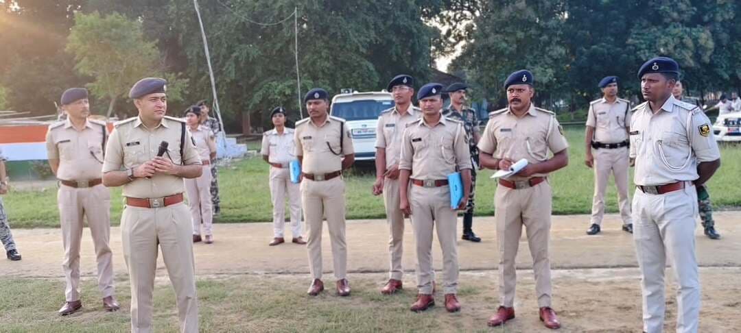 सहरसा में SP ने प्रशिक्षु सिपाहियों के परेड का किया निरीक्षण, अनुशासन और प्रशिक्षण की गुणवत्ता पर दिया जोर
सहरसा। मंगलवार, 13 अक्टूबर 2026 को पुलिस अधीक्षक, विक्रम सिहाग के द्वारा पुलिस केंद्र, सहरसा में प्रशिक्षण प्राप्त कर रहे प्रशिक्षु सिपाहियों के परेड का निरीक्षण किया गया।
निरीक्षण के दौरान परेड के अनुशासन, वेश-भूषा और प्रशिक्षण की गुणवत्ता का जायजा लिया गया। इस दौरान प्रशिक्षु सिपाहियों को कर्तव्यनिष्ठा, अनुशासन और जनसेवा की भावना के साथ अपने दायित्वों का निर्वहन करने के लिए प्रेरित किया गया।
वहीं, पुलिस अधीक्षक ने संबंधित पदाधिकारियों एवं प्रशिक्षु सिपाहियों को आवश्यक दिशा-निर्देश भी दिए।
#Saharsa #SaharsaPolice #BiharPolice #PoliceTraining #कोसीसमाचार