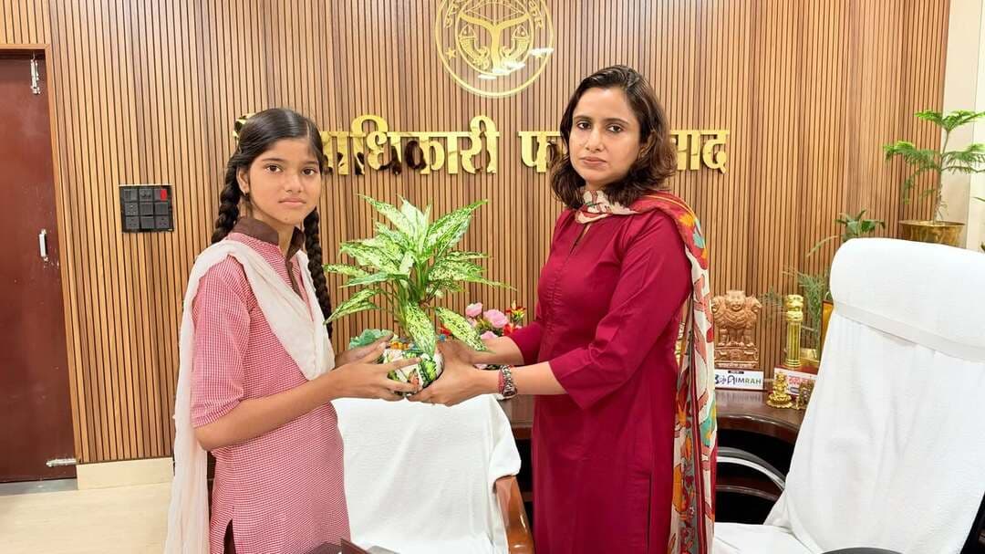 कक्षा छह की छात्रा पायल दीक्षित बनीं एक दिन की जिलाधिकारी
छह फरियादियों की सुनीं समस्याएं, अधिकारियों को दिए निस्तारण के निर्देश
मिशन शक्ति की अनूठी पहल से बालिकाओं में बढ़ेगा आत्मविश्वास और नेतृत्व कौशल
फर्रुखाबाद। मिशन शक्ति अभियान के तहत उच्च प्राथमिक विद्यालय पिपरगांव की कक्षा छह की छात्रा पायल दीक्षित को एक दिन के लिए प्रतीकात्मक जिलाधिकारी बनाया गया। जिलाधिकारी डॉ. अंकुर लाठर के निर्देशन में आयोजित इस पहल के दौरान पायल ने जनसुनवाई में पहुंचे छह फरियादियों की समस्याएं सुनीं और संबंधित अधिकारियों को जांच कर नियमानुसार कार्रवाई के निर्देश दिए।
प्रतीकात्मक जिलाधिकारी बनीं पायल दीक्षित का पुष्पगुच्छ भेंट कर स्वागत किया गया। इसके बाद उन्होंने प्रशासनिक अधिकारी की भूमिका निभाते हुए जनसमस्याओं को सुना और उनके समाधान के लिए संबंधित विभागों को आवश्यक निर्देश दिए। इस दौरान उन्हें प्रशासनिक कार्यप्रणाली, जनसुनवाई और शिकायतों के निस्तारण की प्रक्रिया को करीब से समझने का अवसर मिला।
छह शिकायतों पर कार्रवाई के निर्देश
जनसुनवाई में सदर तहसील क्षेत्र में जमीन पर अवैध कब्जे की शिकायत पर एसडीएम सदर को जांच कर कार्रवाई के निर्देश दिए गए। फतेहगढ़ में पुलमंडी से छोटी जेल चौराहे तक अतिक्रमण और जाम की समस्या पर नगर पालिका के अधिशासी अधिकारी को आवश्यक कदम उठाने को कहा गया। मोहम्मदाबाद क्षेत्र में कृषि भूमि पर कब्जे की शिकायत पर संबंधित अधिकारियों को पैमाइश और नियमानुसार पत्थरगढ़ी कराने के निर्देश दिए गए।
शहर में सरकारी भूमि पर अवैध निर्माण की शिकायत पर नगर मजिस्ट्रेट को जांच कर विधिसम्मत कार्रवाई करने को कहा गया। वहीं, छेड़खानी के झूठे मामले में फंसाए जाने के आरोप की निष्पक्ष जांच के लिए कोतवाली प्रभारी को निर्देशित किया गया। राजेपुर विकासखंड में आवास न मिलने की शिकायत पर मुख्य विकास अधिकारी को पात्रता और अभिलेखों के आधार पर आवश्यक कार्रवाई सुनिश्चित करने को कहा गया।
बालिकाओं को नेतृत्व के अवसर देना जरूरी
जनसुनवाई के बाद जिलाधिकारी डॉ. अंकुर लाठर ने पायल दीक्षित को पौधा भेंट कर सम्मानित किया। उन्होंने कहा कि मिशन शक्ति अभियान के अंतर्गत बालिकाओं को प्रशासनिक व्यवस्था से जोड़ने का उद्देश्य उनमें आत्मविश्वास, निर्णय लेने की क्षमता और नेतृत्व कौशल विकसित करना है। ऐसी पहल से बालिकाओं को जनसेवा और सामाजिक जिम्मेदारियों को समझने का अवसर मिलता है।
उन्होंने कहा कि बालिकाओं को समान अवसर प्रदान कर सशक्त बनाना आवश्यक है। मिशन शक्ति का उद्देश्य महिलाओं और बालिकाओं की सुरक्षा, सम्मान, स्वावलंबन तथा अधिकारों के प्रति जागरूकता को बढ़ावा देना है। एक दिन की प्रतीकात्मक जिलाधिकारी बनकर पायल दीक्षित ने जनसुनवाई का अनुभव प्राप्त किया। यह पहल बालिकाओं को भविष्य में जिम्मेदार नागरिक और नेतृत्वकर्ता बनने के लिए प्रेरित करने की दिशा में महत्वपूर्ण कदम है।#Farrukhabad #MissionShakti #PayalDixit #DMFarrukhabad #AnkurLather #महिला_सशक्तिकरण #बालिका_सशक्तिकरण #मिशन_शक्ति #जनसुनवाई #फर्रुखाबाद #जिलाधिकारी
