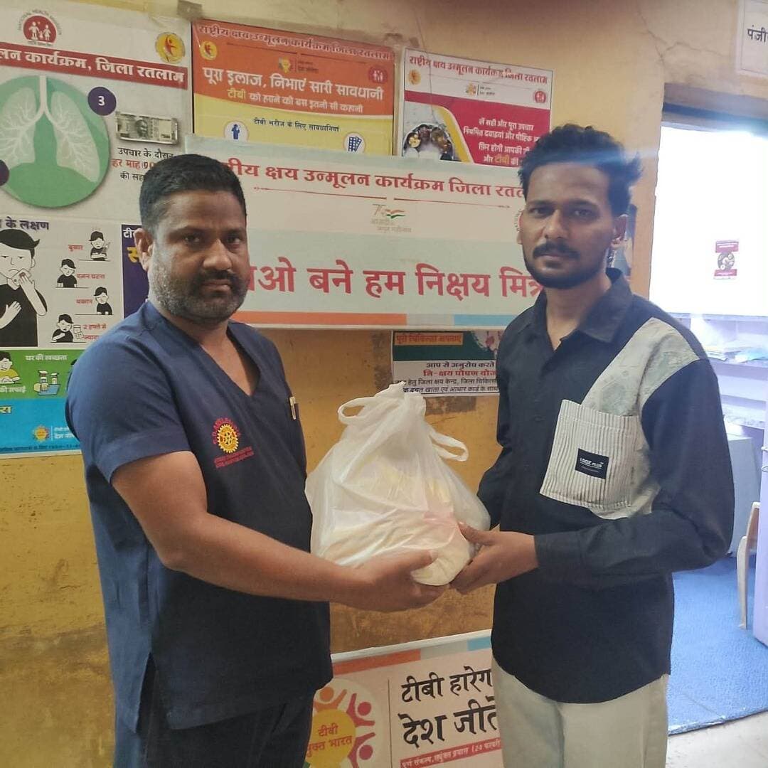 प्रधानमंत्री टीबी मुक्त भारत कार्यक्रम अन्तर्गत 20 टीबी रोगियों को वितरित किया पोषण आहार किट
देश को क्षय रोग (टीबी) से मुक्त करने के संकल्प के साथ चलाए जा रहे राष्ट्रीय अभियान 'प्रधानमंत्री टीबी मुक्त भारत कार्यक्रम' के अंतर्गत आयोजित विशेष कार्यक्रम में समाजसेवी श्री अंकलेसरिया द्वारा 'निक्षय मित्र' बनकर क्षेत्र के 20 टीबी से ग्रसित रोगियों को विशेष पोषण आहार किट वितरित किए गए। इस पोषण आहार का उद्देश्य टीबी के मरीजों की रोग प्रतिरोधक क्षमता को बढ़ाना और उनके शीघ्र स्वास्थ्य लाभ में मदद करना है।
#jansampark #ratlam
#MadhyaPradesh