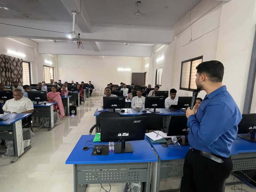जिला स्तरीय जनगणना प्रशिक्षण के द्वितीय दिवस में जनगणना के सभी 40 प्रश्नों, मोबाइल ऐप, स्व-गणना पोर्टल एवं डेटा गुणवत्ता संबंधी प्रशिक्षण प्रदान किया गया
जिला स्तरीय जनगणना प्रशिक्षण के द्वितीय दिवस में जनगणना के सभी 40 प्रश्नों, मोबाइल ऐप, स्व-गणना पोर्टल एवं डेटा गुणवत्ता संबंधी प्रशिक्षण प्रदान किया गया। साथ ही स्व-गणना पोर्टल के उपयोग तथा प्रशासनिक अधिकारियों के दायित्वों पर प्रकाश डाला गया।
जनगणना कार्य को सुचारू, पारदर्शी एवं त्रुटिरहित ढंग से संपादित करने के उद्देश्य से आयोजित प्रशिक्षण कार्यक्रम के द्वितीय दिवस में प्रशिक्षण के दौरान PE मोबाइल ऐप की कार्यप्रणाली, सेटअप मीडिया एवं प्रचार गतिविधियों, प्रिंटिंग, लॉजिस्टिक्स एवं किट सामग्री के प्रबंधन तथा द्वितीय चरण के प्रशिक्षण ढाँचे और दिशा-निर्देशों की जानकारी दी गई। प्रशिक्षण के अंत में प्रतिभागियों से फीडबैक प्राप्त कर कार्यक्रम का समापन किया गया।
#jansampark #ratlam
#MadhyaPradesh