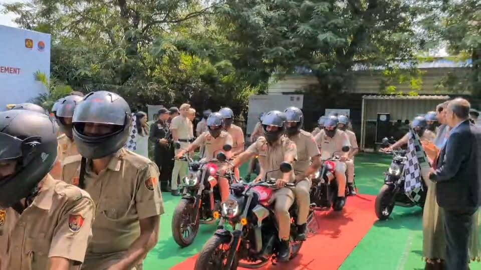 *रेवाड़ी पुलिस के बेड़े में शामिल हुईं 30 नई अत्याधुनिक बाइकें; हीरो मोटोकॉर्प ने 'सुरक्षा साथी' पहल के तहत निभाई सामाजिक सहभागीता
रेवाड़ी समाचार पंकज कुमार।
*-पुलिस अधीक्षक रेवाड़ी श्री हेमेंद्र कुमार मीणा,आईपीएस ने मुख्य अतिथि के रूप में की शिरकत, फ्लैग ऑफ कर बाइकों को किया रवाना*
*-डीएसपी हेडक्वार्टर श्री संजीव बल्हारा तथा हीरो मोटोकॉर्प के शीर्ष प्रबंधन अधिकारी रहे मौजूद*
*-त्वरित पुलिस प्रतिक्रिया और जिला स्तरीय गश्त व्यवस्था को मिलेगी नई ताकत: एसपी हेमेंद्र कुमार मीणा*
जिले में त्वरित पुलिस सेवा, सुरक्षा व्यवस्था और अपराध नियंत्रण को और अधिक प्रभावी बनाने की दिशा में आज एक महत्वपूर्ण उपलब्धि हासिल हुई। देश की अग्रणी दोपहिया वाहन निर्माता कंपनी हीरो मोटोकॉर्प लिमिटेड ने अपनी कॉर्पोरेट सामाजिक जिम्मेदारी (CSR) परियोजना 'सुरक्षा साथी' पहल के तहत रेवाड़ी पुलिस को 30 नई अत्याधुनिक बाइके भेंट की हैं।
धारूहेड़ा स्थित हीरो मोटोकॉर्प प्लांट परिसर में आयोजित एक भव्य एवं गरिमामयी कार्यक्रम में रेवाड़ी के पुलिस अधीक्षक श्री हेमेंद्र कुमार मीणा, आईपीएस ने बतौर मुख्य अतिथि शिरकत की। इस अवसर पर डीएसपी हेडक्वार्टर रेवाड़ी श्री संजीव बल्हारा भी विशिष्ट अतिथि के रूप में उपस्थित रहे।
*फ्लैग ऑफ कर बेड़े में की 30 नई अत्याधुनिक बाइके शामिल*
कार्यक्रम के दौरान पुलिस अधीक्षक श्री हेमेंद्र कुमार मीणा तथा हीरो मोटोकॉर्प के वरिष्ठ अधिकारियों ने संयुक्त रूप से सभी 30 बाइको को हरी झंडी (फ्लैग ऑफ) दिखाकर पुलिस बेड़े में विधिवत शामिल किया। ये नई बाइकें जिले के विभिन्न थानों, गश्ती दलों और राइडर्स बेड़े में तैनात की जाएंगी, जिससे संकरे रास्तों, भीड-भाड़ वाले क्षेत्रों और दूर-दराज़ के इलाकों में पुलिस की पहुंच और अधिक त्वरित हो सकेगी।
*रेवाड़ी पुलिस की प्रतिक्रिया क्षमता और गश्त को मिलेगी मजबूती: एसपी*
कार्यक्रम को संबोधित करते हुए पुलिस अधीक्षक श्री हेमेंद्र कुमार मीणा,आईपीएस ने हीरो मोटोकॉर्प कंपनी प्रबंधन और उनकी सीएसआर टीम का हृदय से आभार व्यक्त किया। *उन्होंने कहा:* "हीरो मोटोकॉर्प न केवल औद्योगिक क्षेत्र में बल्कि सामाजिक उत्तरदायित्व निभाने में भी सदैव अग्रणी रहा है। जिले में शांति और सुरक्षा व्यवस्था सुनिश्चित करने के लिए हीरो कंपनी हमेशा रेवाड़ी पुलिस के साथ कंधे से कंधा मिलाकर खड़ी रही है। हाल ही में हरियाणा के माननीय मुख्यमंत्री श्री नायब सिंह सैनी की गरिमामयी उपस्थिति में आयोजित 'नशामुक्ति रेवाड़ी हाफ मैराथन' में भी हीरो कंपनी ने पुलिस प्रशासन का अभूतपूर्व सहयोग किया था।"
एसपी ने आगे कहा कि इन नई अत्याधुनिक बाइको के शामिल होने से पुलिस की रिस्पॉन्स टाइम (प्रतिक्रिया समय) में सुधार होगा और आम नागरिकों में सुरक्षा की भावना और अधिक मजबूत होगी।
*हीरो मोटोकॉर्प के शीर्ष अधिकारियों की रही गरिमामयी उपस्थिति*
इस अवसर पर हीरो मोटोकॉर्प लिमिटेड की ओर से कॉर्पोरेट और प्लांट प्रबंधन के उच्च अधिकारियों की विशेष उपस्थिति रही। कार्यक्रम में लतिका तनेजा (प्रमुख – कॉर्पोरेट कम्युनिकेशंस एवं सीएसआर), यशपाल सरदाना (प्लांट हेड), धर्म रक्षित (प्लांट एचआर हेड एवं लीड ईआर – एचएमसीएल), अमित मलिक (डीजीएम – एचआर), स्मिता शर्मा (प्रमुख – सीएसआर), सोनिका छाबड़ा (प्रमुख – सुरक्षा / सेफ़्टी) तथा अक्षय (सेक्शन हेड – सीएसआर) विशेष रूप उपस्थित रहे।
कंपनी के अधिकारियों ने भी आश्वस्त किया कि हीरो मोटोकॉर्प आगे भी समाज हित, सड़क सुरक्षा और पुलिस प्रशासन के सहयोग के लिए अपनी 'सुरक्षा साथी' जैसी कल्याणकारी पहलों के माध्यम से प्रतिबद्ध रहेगी।