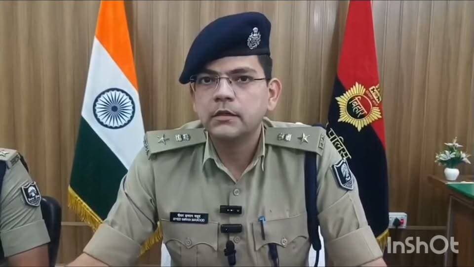 मुंगेर के जमालपुर थाना क्षेत्र में पुलिस ने अवैध मादक पदार्थों की खरीद-बिक्री के आरोप में सात लोगों को गिरफ्तार किया है। कार्रवाई खलासी मोहल्ला स्थित रेलवे क्वार्टर नंबर 220/B में की गई। एसपी सैयद इमरान मसूद के अनुसार, गुप्त सूचना पर सदर एसडीपीओ के नेतृत्व में विशेष टीम ने छापेमारी की। मौके से 8.92 ग्राम स्मैक जैसा दिखने वाला पदार्थ, 19 लाल लाइटर, दो इलेक्ट्रिक वजन मशीन, एल्युमिनियम फॉयल के दो पैकेट, एक चाकू और पांच मोबाइल फोन बरामद किए गए। गिरफ्तार आरोपितों में छह जमालपुर और एक सफियासराय थाना क्षेत्र का निवासी है।
#Munger #MungerNews #BiharPolice #IPSSyedImranMasood #Bihar #BiharNews #बिहार_न्यूज़ #बिहार #मुंगेर