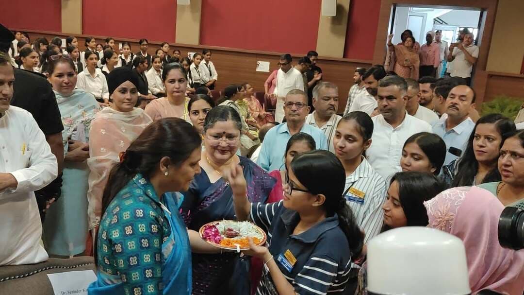 महिला स्वास्थ्य के प्रति जागरूकता जरूरी, कैंसर से बचाव के लिए समय पर जांच करवाएं : अर्चना गुप्ता
यमुनानगर, 13 अक्टूबर। (राष्ट्रीय कदम) ब्यूरो: सेवा संकल्प अभियान ‘सेवा मेरा योगदान’ के तहत डीएवी गल्र्स कॉलेज में महिला स्वास्थ्य एवं स्वच्छता जागरूकता कार्यक्रम का आयोजन किया गया। कार्यक्रम में भाजपा प्रदेश अध्यक्ष अर्चना गुप्ता ने मुख्य अतिथि के रूप में शिरकत की। कार्यक्रम का शुभारंभ दीप प्रज्वलित करने और वंदे मातरम् के सामूहिक गान के साथ हुआ। इस दौरान छात्राओं को महिला स्वास्थ्य, व्यक्तिगत स्वच्छता, कैंसर से बचाव और स्वस्थ जीवनशैली अपनाने के प्रति जागरूक किया गया।
कार्यक्रम को संबोधित करते हुए भाजपा प्रदेश अध्यक्ष अर्चना गुप्ता ने कहा कि महिलाओं को अपने स्वास्थ्य के प्रति विशेष रूप से जागरूक होने की आवश्यकता है। परिवार और समाज की जिम्मेदारियों का निर्वहन करते हुए महिलाएं अक्सर अपने स्वास्थ्य को प्राथमिकता नहीं दे पातीं, जबकि स्वस्थ महिला ही स्वस्थ परिवार और सशक्त समाज की आधारशिला होती है। इसलिए महिलाओं और युवतियों को अपने स्वास्थ्य से जुड़ी समस्याओं को गंभीरता से लेना चाहिए तथा आवश्यकता पडऩे पर चिकित्सकीय परामर्श और जांच करवानी चाहिए। उन्होंने कहा कि कैंसर महिलाओं के स्वास्थ्य से जुड़ी एक गंभीर चुनौती है। विशेष रूप से सर्वाइकल कैंसर और स्तन कैंसर के प्रति जागरूकता बढ़ाना समय की आवश्यकता है। महिलाओं को इन बीमारियों के संभावित लक्षणों, जोखिम कारकों और समय पर जांच के महत्व की जानकारी होनी चाहिए। उन्होंने छात्राओं से अपील की कि वे अस्वस्थ जीवनशैली, जंक फूड और धूम्रपान जैसी हानिकारक आदतों से दूर रहें तथा नियमित व्यायाम, योग और संतुलित आहार को अपनी दिनचर्या का हिस्सा बनाएं।
भाजपा की प्रदेश अध्यक्ष अर्चना गुप्ता ने कहा कि स्वास्थ्य संबंधी समस्याओं के प्रति लापरवाही नहीं बरतनी चाहिए। जागरूकता, समय पर चिकित्सकीय जांच और विशेषज्ञों की सलाह से कई बीमारियों की पहचान शुरुआती अवस्था में की जा सकती है। उन्होंने छात्राओं को स्वयं जागरूक होने के साथ-साथ अपने परिवार और आसपास की महिलाओं को भी स्वास्थ्य एवं स्वच्छता के प्रति जागरूक करने का आह्वान किया। उन्होंने बताया कि सरकारी अस्पतालों में फरवरी 2026 से एचवीपी वैक्सीन नि:शुल्क लगाई जा रही है। इससे पूर्व प्रदेश भाजपा अध्यक्ष ने सेठ जय प्रकाश पॉलिटेक्निक दामला में चिकित्सा जांच शिविर में भी शिरकत की।
कार्यक्रम में कैपिटल सुपर स्पेशलिटी हॉस्पिटल के ऑन्कोलॉजी सर्जन डॉ. कुलविन्द्र सोढी व मनप्रीत सोढी ने भी अपने विचार रखे। उन्होंने विद्यार्थियों को कैंसर के संभावित कारणों, जोखिम कारकों, लक्षणों, रोकथाम और समय पर पहचान के महत्व के बारे में विस्तार से जानकारी दी। उन्होंने बताया कि स्वस्थ जीवनशैली अपनाने, तंबाकू और धूम्रपान से दूर रहने, संतुलित आहार लेने तथा चिकित्सकीय सलाह के अनुसार आवश्यक जांच करवाने से स्वास्थ्य संबंधी जोखिमों को कम करने में मदद मिल सकती है। उन्होंने छात्राओं को समझाया कि महिलाओं को अपने शरीर में होने वाले असामान्य बदलावों को नजरअंदाज नहीं करना चाहिए। स्तन कैंसर और सर्वाइकल कैंसर के संबंध में सही जानकारी प्राप्त करना तथा जरूरत के अनुसार विशेषज्ञ से परामर्श लेना बेहद महत्वपूर्ण है। उन्होंने छात्राओं को स्वास्थ्य संबंधी भ्रांतियों से बचने और प्रमाणिक चिकित्सकीय सलाह पर भरोसा करने के लिए प्रेरित किया।
इस अवसर पर भाजपा जिलाध्यक्ष राजेश सपरा, वरिष्ठï भाजपा नेता धर्मबीर मिर्जापुर, भाजपा प्रदेश सचिव मदन चौहान, जिला महामंत्री नरेन्द्र राणा, जिला महामंत्री प्रवीण खदरी, नगर निगम की मेयर सुमन बहमनी, जिला परिषद चेयरमैन रमेश ठसका, पूर्व विधायक बलवंत सिंह साढौरा,पूर्व चेयरपर्सन रोजी मलिक आनंद, पूर्व चेयरमैन रामेश्वर चौहान, मंडल अध्यक्ष अमन सग्गर, संदीप बजाज, पार्षद विभोर पहुजा, पूर्व चेयरमैन रामनिवास गर्ग, वाइस चेयरमैन ओमपाल, नगरपालिका चेयरपर्सन शालिनी शर्मा व डीएवी गल्र्ज कालेज की प्रिंसीपल सुरेन्द्र कौर आदि उपस्थित रहे।