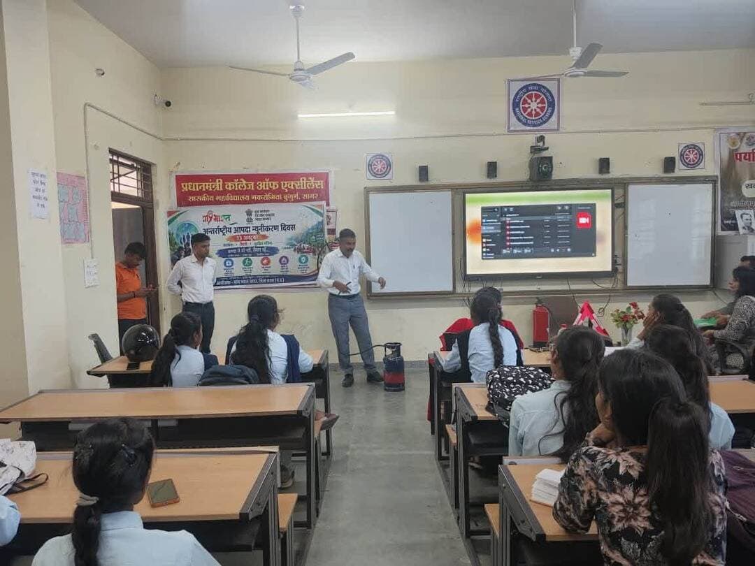 ➡️ पीएम एक्सीलेंस महाविद्यालय में अंतर्राष्ट्रीय आपदा जोखिम न्यूनीकरण दिवस पर जागरूकता कार्यक्रम आयोजित
➡️ लाइव डेमो के माध्यम से विद्यार्थियों को सिखाए आपदा से बचाव के तरीके, आपातकालीन हेल्पलाइन नंबरों की दी जानकारी
अंतर्राष्ट्रीय आपदा जोखिम न्यूनीकरण दिवस के अवसर पर पीएम एक्सीलेंस महाविद्यालय, सागर में मेरा युवा भारत (MY Bharat), सागर के सहयोग से आपदा प्रबंधन एवं सुरक्षा जागरूकता कार्यक्रम का आयोजन किया गया। कार्यक्रम में विद्यार्थियों को विभिन्न प्रकार की आपदाओं से बचाव, आपातकालीन परिस्थितियों में सुरक्षित रहने तथा स्वयं के साथ दूसरों की जान बचाने के व्यावहारिक उपायों की जानकारी दी गई।
कार्यक्रम के मुख्य वक्ता चीफ फायर ट्रेनर श्री ए.के. सिंह ने लाइव डेमो के माध्यम से एलपीजी गैस रिसाव, बाढ़, भूकंप तथा भवन में आग लगने जैसी आपातकालीन परिस्थितियों में अपनाए जाने वाले सुरक्षा उपायों को विस्तारपूर्वक समझाया। उन्होंने अग्निशमन उपकरणों के उपयोग, आग लगने पर सुरक्षित बाहर निकलने, गैस रिसाव की स्थिति में आवश्यक सावधानियां बरतने तथा आपदा के दौरान घबराने के बजाय सही निर्णय लेने के महत्व पर प्रकाश डाला।
श्री सिंह ने विद्यार्थियों को बताया कि आपदा के समय थोड़ी-सी सतर्कता और सही जानकारी से बड़ी दुर्घटनाओं को रोका जा सकता है। उन्होंने यह भी समझाया कि दुर्घटना या आपदा से प्रभावित व्यक्तियों एवं परिवारों की सहायता किस प्रकार की जानी चाहिए तथा राहत एवं बचाव कार्यों के दौरान अपनी सुरक्षा का ध्यान रखना क्यों आवश्यक है।
विद्यार्थियों को दी गई आपातकालीन हेल्पलाइन नंबरों की जानकारी
कार्यक्रम के दौरान विद्यार्थियों को भारत के प्रमुख आपातकालीन हेल्पलाइन नंबरों की जानकारी दी गई, ताकि आवश्यकता पड़ने पर वे समय पर सहायता प्राप्त कर सकें।
- 112 — एकीकृत आपातकालीन सहायता एवं पुलिस सहायता
- 101 — अग्निशमन सेवा
- 108 — एम्बुलेंस एवं चिकित्सा आपातकाल
- 102 — एम्बुलेंस सेवा
- 1098 — चाइल्ड हेल्पलाइन
- 181 — महिला हेल्पलाइन
- 14416 — टेली-मानस मानसिक स्वास्थ्य सहायता
विद्यार्थियों को इन नंबरों को याद रखने तथा अपने परिवार एवं आसपास के लोगों को भी इनके प्रति जागरूक करने के लिए प्रेरित किया गया।
आपदा प्रबंधन में जन-जागरूकता आवश्यक : डॉ. आर.सी. प्रजापति
कार्यक्रम में डॉ. आर.सी. प्रजापति ने अपने विचार व्यक्त करते हुए कहा कि आपदा प्रबंधन से संबंधित जानकारी प्रत्येक व्यक्ति तक पहुंचाना आवश्यक है। यदि लोगों को समय रहते बचाव के उपायों और आपातकालीन सेवाओं की जानकारी हो, तो वे स्वयं को, अपने परिवार को और समाज के अन्य लोगों को सुरक्षित रखने में महत्वपूर्ण भूमिका निभा सकते हैं।
विद्यार्थियों के लिए व्यावहारिक प्रशिक्षण महत्वपूर्ण : डॉ. सत्य सोनी
कार्यक्रम के अंत में डॉ. सत्य सोनी ने आभार व्यक्त किया तथा इस प्रकार के जागरूकता कार्यक्रमों की सराहना की। उन्होंने कहा कि विद्यार्थियों को आपदा प्रबंधन का व्यावहारिक प्रशिक्षण देना अत्यंत आवश्यक है। इससे वे आपातकालीन परिस्थितियों में स्वयं को सुरक्षित रखने के साथ-साथ अन्य लोगों की सहायता करने में भी सक्षम बनेंगे। उन्होंने कार्यक्रम में उपस्थित सभी वक्ताओं, आयोजकों, महाविद्यालय के स्टाफ एवं विद्यार्थियों के प्रति आभार व्यक्त किया।
महाविद्यालय के प्राध्यापक एवं विद्यार्थी रहे उपस्थित
इस अवसर पर डॉ. साहिवा नासिर, डॉ. साकेत जैन, महाविद्यालय का स्टाफ तथा बड़ी संख्या में छात्र-छात्राएं उपस्थित रहे। विद्यार्थियों ने विभिन्न लाइव डेमो के माध्यम से आपदा से बचाव एवं सुरक्षा संबंधी महत्वपूर्ण जानकारियां प्राप्त कीं।
कार्यक्रम का मुख्य उद्देश्य युवाओं को आपदा जोखिम न्यूनीकरण के प्रति जागरूक करना, उनमें सुरक्षा संबंधी व्यवहार विकसित करना तथा आपातकालीन परिस्थितियों में जिम्मेदारीपूर्वक कार्य करने के लिए प्रेरित करना रहा।
#jansamparkMP #sagar