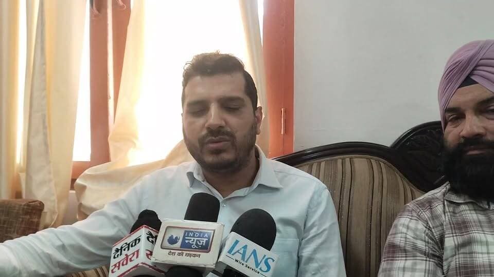 चम्बा मेडिकल कॉलेज का ऐतिहासिक कारनामा: पहली बार हुई सफल इमरजेंसी स्प्लेनेक्टोमी (तिल्ली) भरमौर के कुगती निवासी 35 वर्षीय युवक की तिल्ली बिना किसी चोट के अचानक फट गई थी। Himachal Times TV #chamba #highlight