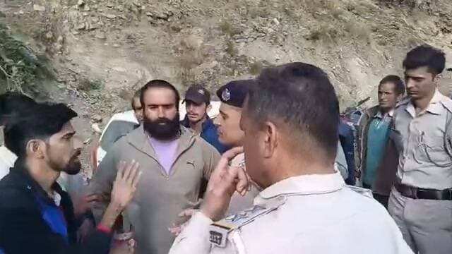 चंबा:सिल्लाघ्राट पंचायत के साथ लगती घघरोथा पंचायत के गांव सनोथा के साथ लगते वन क्षेत्र में पवित्र नवरात्रि के दौरान विशेष समुदाय के लोगों द्वारा गौ मां को काटने की पुख्ता जानकारी! स्थानीय ग्रामीण उक्त स्थान पर मौजूद । पुलिस टीम भी मौके पर पहुंची। Himachal Times TV