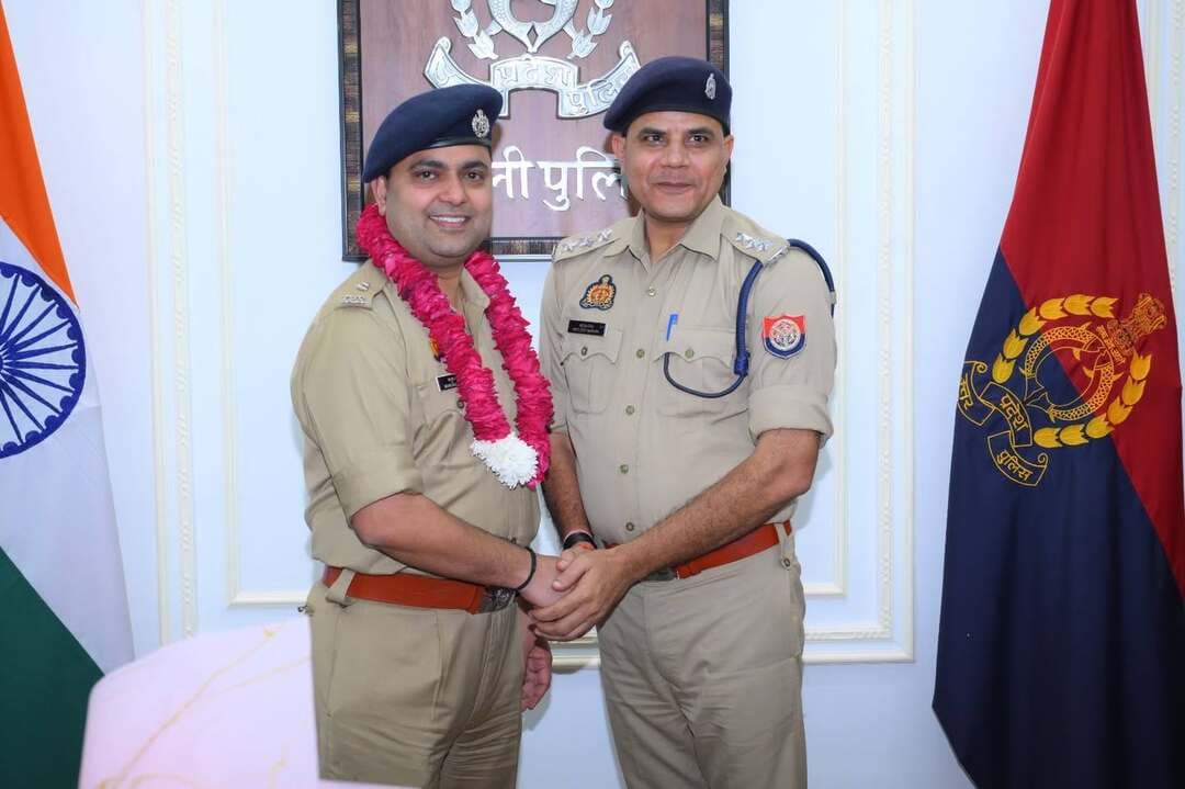 *प्रेस विज्ञप्ति दिनांक 13.10.2026*
*जनपद बरेली।*
*पुलिस अधीक्षक नगर श्री मानुष पारीक के गैर-जनपद स्थानांतरण पर विदाई समारोह आयोजित, #SSPBareilly सहित वरिष्ठ अधिकारियों ने पुष्पमालाएं पहनाकर एवं स्मृतिचिन्ह भेंट कर दी गईं शुभकामनाएं।*
आज दिनांक 13.10.2026 को जनपद बरेली में नियुक्त पुलिस अधीक्षक नगर श्री मानुष पारीक का जनपद आजमगढ़ स्थानांतरण होने के उपलक्ष्य में जनपद बरेली पुलिस द्वारा रिजर्व पुलिस लाइन बरेली सभागार में भावभीनी विदाई समारोह का आयोजन किया गया। समारोह में वरिष्ठ पुलिस अधीक्षक, बरेली श्री अनुराग आर्य सहित जनपद के वरिष्ठ पुलिस अधिकारियों एवं पुलिसकर्मियों ने सहभागिता करते हुए श्री मानुष पारीक को भावपूर्ण विदाई दी तथा उनके उज्ज्वल भविष्य एवं नवीन तैनाती पर सफल कार्यकाल के लिए शुभकामनाएं व्यक्त कीं।
कार्यक्रम के दौरान वरिष्ठ पुलिस अधीक्षक, बरेली श्री अनुराग आर्य एवं उपस्थित अधिकारियों द्वारा श्री मानुष पारीक को पुष्पमालाएं पहनाकर सम्मानित किया गया तथा स्मृति चिह्न भेंट कर उनके प्रति सम्मान एवं शुभकामनाएं व्यक्त की गईं। इस अवसर पर अधिकारियों ने जनपद बरेली में उनके साथ बिताए गए कार्यकाल के अनुभव साझा किए तथा उनके उत्तम स्वास्थ्य, उज्ज्वल भविष्य एवं जनपद आजमगढ़ में नवीन दायित्वों के सफलतापूर्वक निर्वहन की कामना की।
श्री मानुष पारीक ने जनपद बरेली में पुलिस अधीक्षक नगर के पद पर रहते हुए अपने दायित्वों का निर्वहन किया। उनके स्थानांतरण के अवसर पर उपस्थित अधिकारियों एवं कर्मचारियों ने उनके साथ कार्य करने के दौरान के अनुभवों को साझा करते हुए उनके कार्यकाल की स्मृतियों को याद किया और नई तैनाती पर सफलता की शुभकामनाएं दीं।
विदाई समारोह का माहौल उस समय और अधिक भावुक हो गया, जब कार्यक्रम के अंत में उपस्थित अधिकारियों एवं कर्मचारियों ने आत्मीयता एवं स्नेह के साथ श्री मानुष पारीक की गाड़ी को धक्का लगाकर उन्हें विदा किया। यह भावुक क्षण अधिकारियों एवं कर्मचारियों के बीच आपसी सौहार्द, आत्मीयता और मजबूत कार्य संबंधों को दर्शाता रहा।
विदाई समारोह में वरिष्ठ पुलिस अधीक्षक, बरेली श्री अनुराग आर्य, पुलिस अधीक्षक दक्षिणी, पुलिस अधीक्षक उत्तरी, पुलिस अधीक्षक अपराध, स0पु0अ0/क्षेत्राधिकारी नगर तृतीय, क्षेत्राधिकारी नगर प्रथम, द्वितीय एवं क्षेत्राधिकारी मीरगंज, आंवला, फरीदपुर, हाईवे, नवाबगंज, यातायात, सीओ एलआईयू, प्रतिसार निरीक्षक सहित जनपद के अन्य पुलिस अधिकारी/कर्मचारीगण उपस्थित रहे।@