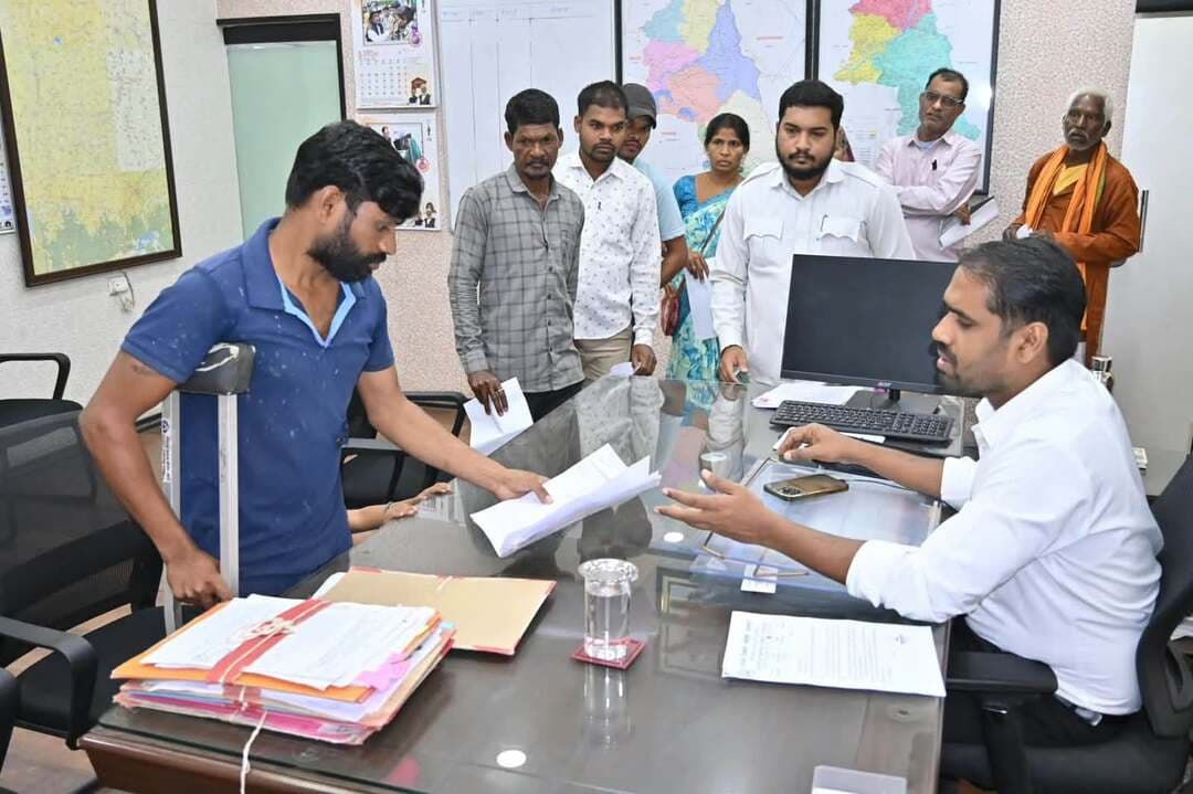 जनदर्शन में कलेक्टर श्री अबिनाश मिश्रा ने सुनीं नागरिकों की समस्याएं
प्रधानमंत्री आवास की किस्त, फसल क्षति मुआवजा और राशन कार्ड सहित विभिन्न मामलों पर समयबद्ध निराकरण के दिए निर्देश
#dhamtaridistrict
CMO Chhattisgarh DPR Chhattisgarh
