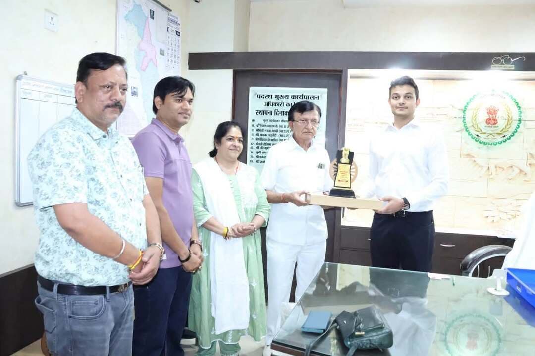 सेवा संकल्प अभियान के तहत जिला प्रशासन एवं समाज कल्याण विभाग द्वारा इंडोर स्टेडियम धमतरी में दिव्यांगजनों को निःशुल्क कृत्रिम अंग एवं सहायक उपकरण प्रदान किए गए। एनएसई फाउंडेशन के सहयोग से जयपुर की श्री भगवान महावीर विकलांग सहायता समिति द्वारा जरूरतमंद दिव्यांगजनों को ये उपकरण उपलब्ध कराए गए।मंगलवार को आयोजित समय सीमा की बैठक में कलेक्टर श्री अबिनाश मिश्रा ने संबंधित सभी अधिकारियों का कार्यक्रम के सफल आयोजन पर आभार जताता है ।
वही कार्यक्रम में जिला पंचायत के मुख्य कार्यपालन अधिकारी श्री जयंत नाहटा ने संस्था के प्रमुख श्री एन.बी. व्यास को स्मृति चिन्ह भेंटकर सम्मानित किया। वहीं, समाज कल्याण विभाग की उपसंचालक श्रीमती मनीषा पांडेय ने श्री नाहटा को स्मृति चिन्ह प्रदान किया।
#SevaSankalpAbhiyan #सेवा_संकल्प_अभियान
#dhamtri
CMO ChhattisgarhDPR Chhattisgarh
