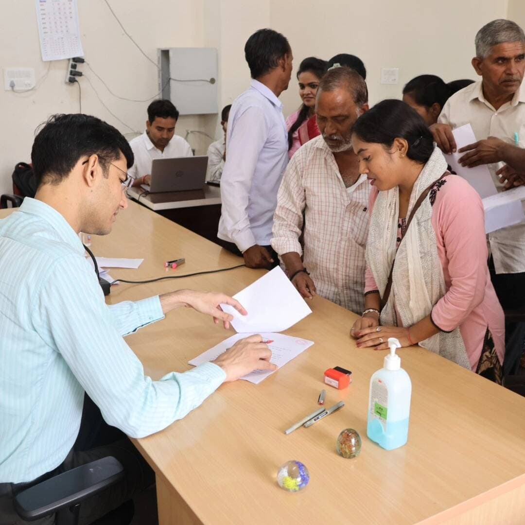 मुरैना में कलेक्टर लोकेश कुमार जांगिड़ ने जनसुनवाई में 240 आवेदकों की समस्याएं सुनीं। इनमें से 30 आवेदन समय-सीमा में दर्ज किए गए। कलेक्टर ने अधिकारियों को सभी आवेदनों का संवेदनशीलता के साथ समयबद्ध और गुणवत्तापूर्ण निराकरण करने के निर्देश दिए।