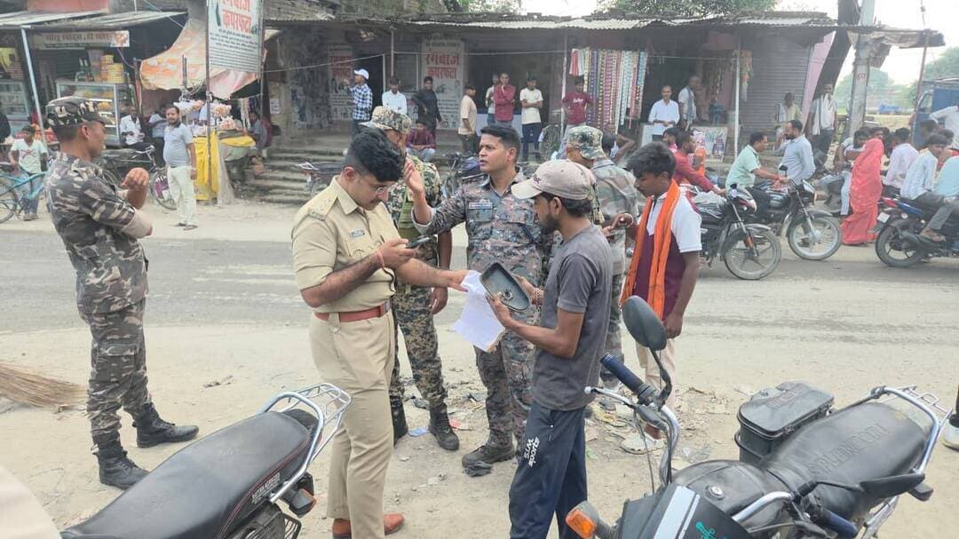 🚨 झारखंड में पुलिस का एक्शन तेज! लोहरदगा में भी लगातार चल रहा अभियान, बिना हेलमेट वालों को माला पहनाकर दिया गया था जागरूकता का संदेश! 👏
झारखंड के अलग-अलग जिलों में पुलिस सुरक्षा व्यवस्था मजबूत करने और आपराधिक घटनाओं पर अंकुश लगाने के लिए लगातार अभियान चला रही है। पलामू जिले के हुसैनाबाद में एसडीपीओ आईपीएस दिव्यांश शुक्ला और थाना प्रभारी चंदन कुमार के नेतृत्व में एंटी क्राइम चेकिंग अभियान चलाया गया। इस दौरान वाहनों की जांच की गई, जरूरी कागजात देखे गए और लावारिस हालत में खड़ी कई मोटरसाइकिलें जब्त की गईं।
📍 लोहरदगा में भी लगातार चल रहा अभियान
लोहरदगा में भी यातायात नियमों का पालन कराने के लिए पुलिस लगातार अभियान चला रही है। हाल ही में शंख नदी के समीप बिना हेलमेट बाइक चलाने वालों को माला पहनाकर जागरूक करने की पहल की गई थी। पुलिस की इस अनोखी पहल की लोगों ने खूब प्रशंसा की थी।
✅ कहीं सख्ती से जांच, तो कहीं सम्मान के साथ जागरूकता का संदेश!
आपकी राय में क्या बिना हेलमेट चलाने वालों को चालान काटने के साथ-साथ इसी तरह जागरूक भी करना चाहिए?
💬 अपनी राय कमेंट में जरूर बताएं।
#JharkhandPolice #Lohardaga #Hussainabad #TrafficRules #HelmetAwareness #RoadSafety #IHQPublicIndia