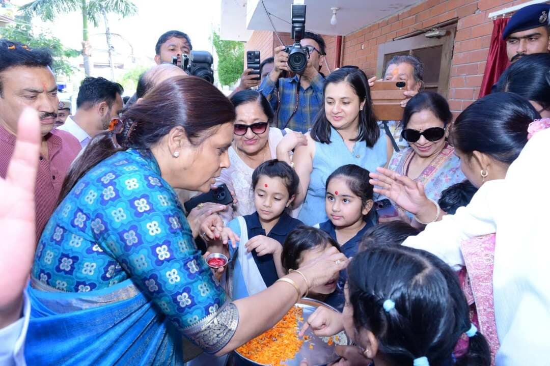 बेटियों के स्वास्थ्य और सुरक्षित भविष्य के लिए जागरूकता जरूरी- भाजपा प्रदेशाध्यक्ष डॉ. अर्चना गुप्ता
भाजपा प्रदेशाध्यक्ष डॉ. अर्चना गुप्ता ने सेवा संकल्प अभियान के तहत डीएवी गर्ल्स कॉलेज, यमुनानगर में छात्राओं से किया सीधा संवाद
स्वस्थ जीवनशैली, कैंसर से बचाव और एचपीवी टीकाकरण के प्रति किया जागरूक- भाजपा प्रदेशाध्यक्ष डॉ. अर्चना गुप्ता
यमुनानगर, 13 अक्टूबर- भाजपा प्रदेशाध्यक्ष डॉ. अर्चना गुप्ता ने कहा कि बेटियों का स्वास्थ्य, सुरक्षा और जागरूकता स्वस्थ समाज की बुनियाद है। समय पर स्वास्थ्य जांच और चिकित्सकीय परामर्श से कई गंभीर बीमारियों के जोखिम को कम करने में मदद मिल सकती है। उन्होंने कहा कि प्रधानमंत्री नरेन्द्र मोदी ने बेटियों के बेहतर स्वास्थ्य और सुरक्षित भविष्य के लिए एचपीवी टीकाकरण अभियान चलाया है। हमें मिलकर अपने आस-पास की बेटियों की स्वास्थ्य जांच एवं टीकाकरण सुनिश्चित करना है।
मंगलवार को भाजपा प्रदेशाध्यक्ष डॉ. अर्चना गुप्ता ने सेवा संकल्प अभियान के तहत डीएवी गर्ल्स कॉलेज, यमुनानगर में महिलाओं के स्वास्थ्य एवं स्वच्छता को लेकर आयोजित जागरूकता कार्यक्रम में छात्राओं से सीधा संवाद किया। उन्होंने छात्राओं को कैंसर से बचाव, शुरुआती लक्षणों के प्रति सतर्कता, संतुलित आहार, नियमित व्यायाम और स्वस्थ दिनचर्या के महत्व के बारे में व्यावहारिक जानकारी दी। उन्होंने कहा कि सोशल मीडिया पर अत्यधिक समय बिताने के बजाय शारीरिक गतिविधियों, योग और पढ़ाई के लिए समय निर्धारित करना चाहिए। तंबाकू, गुटखा और धूम्रपान से दूर रहने के साथ-साथ परिवार के सदस्यों को भी इनसे बचने के लिए प्रेरित करना चाहिए। उन्होंने छात्राओं से आह्वान किया कि वे स्वास्थ्य संबंधी विषयों पर अपनी मां और परिवार की अन्य महिलाओं से खुलकर बातचीत करें।
प्रधानमंत्री नरेन्द्र मोदी के नेतृत्व में बेटियों के स्वास्थ्य को प्राथमिकता देते हुए शुरू किए गए नि:शुल्क एचपीवी टीकाकरण अभियान का उल्लेख करते हुए उन्होंने पात्र बालिकाओं से इसका लाभ उठाने का आह्वान किया। उन्होंने कहा कि सर्वाइकल कैंसर से बचाव के लिए टीकाकरण और स्वास्थ्य संबंधी जागरूकता महत्वपूर्ण हैं। भाजपा प्रदेशाध्यक्ष डॉ. अर्चना गुप्ता ने कहा कि सेवा संकल्प अभियान का उद्देश्य सेवा, जागरूकता और जनभागीदारी के माध्यम से समाज में सकारात्मक बदलाव लाना है। उन्होंने छात्राओं से स्वस्थ आदतों को अपनी दिनचर्या में अपनाने और परिवार व आस-पास के लोगों को भी जागरूक करने की अपील की।
दामला स्थित सेठ जयप्रकाश पॉलिटेक्निक में नि:शुल्क स्वास्थ्य जांच शिविर का शुभारम्भ करते हुए डॉ. अर्चना गुप्ता ने कहा कि आयुष पद्धति का महत्वपूर्ण उद्देश्य योग, नियमित दिनचर्या, संतुलित आहार और व्यायाम के माध्यम से बीमारियों से बचाव के प्रति जागरूकता बढ़ाना है। उन्होंने कहा कि बच्चों को केवल जांच और दवाइयों तक सीमित रखने के बजाय स्वस्थ जीवनशैली के बारे में भी जानकारी दी जानी चाहिए। उन्होंने सुझाव दिया कि शिविर में ओपीडी और नि:शुल्क दवाइयों के साथ विद्यार्थियों को योग, सैर, व्यायाम और मौसम के अनुसार खानपान की जानकारी भी दी जाए, ताकि वे बचपन से ही स्वास्थ्य के प्रति सजग बन सकें।
कार्यक्रम में कृषि एवं किसान कल्याण मंत्री श्याम सिंह राणा, भाजपा जिलाध्यक्ष राजेश सपरा, मेयर सुमन बहमनी, जिला प्रभारी चेयरमैन धर्मबीर मिर्जापुर, भाजपा प्रदेश सचिव मदन चौहान, जिला महामंत्री नरेन्द्र राणा, जिला महामंत्री प्रवीण खदरी, चेयरमैन ईश्वर सिंह प्लाका, जिला परिषद चेयरमैन रमेश चंद ठसका, पूर्व विधायक बलवंत सिंह साढौरा, प्रदेश आई टी प्रमुख आदित्य चावला, संजीव सहगल, डॉ. रजनीश, पूर्व चेयरपर्सन रोजी मलिक आनंद, पूर्व चेयरमैन रामेश्वर चौहान, भाजपा जिला यमुनानगर मीडिया प्रभारी कपिल मनीष गर्ग, जिला कोषाध्यक्ष जगदीश विद्यार्थी, भाजयुमो जिलाध्यक्ष निश्चल चौधरी, वरिष्ठ भाजपा नेता नेपाल सिंह राणा, चेयरमैन रुपींदर मल्ही, मंडल अध्यक्ष अमन सग्गर, पार्षद विभोर पहुजा, पूर्व चेयरमैन रामनिवास गर्ग, वाइस चेयरमैन ओमपाल, नगरपालिका चेयरपर्सन शालिनी शर्मा आदि उपस्थित रहें #follower #highlight #followerseveryone