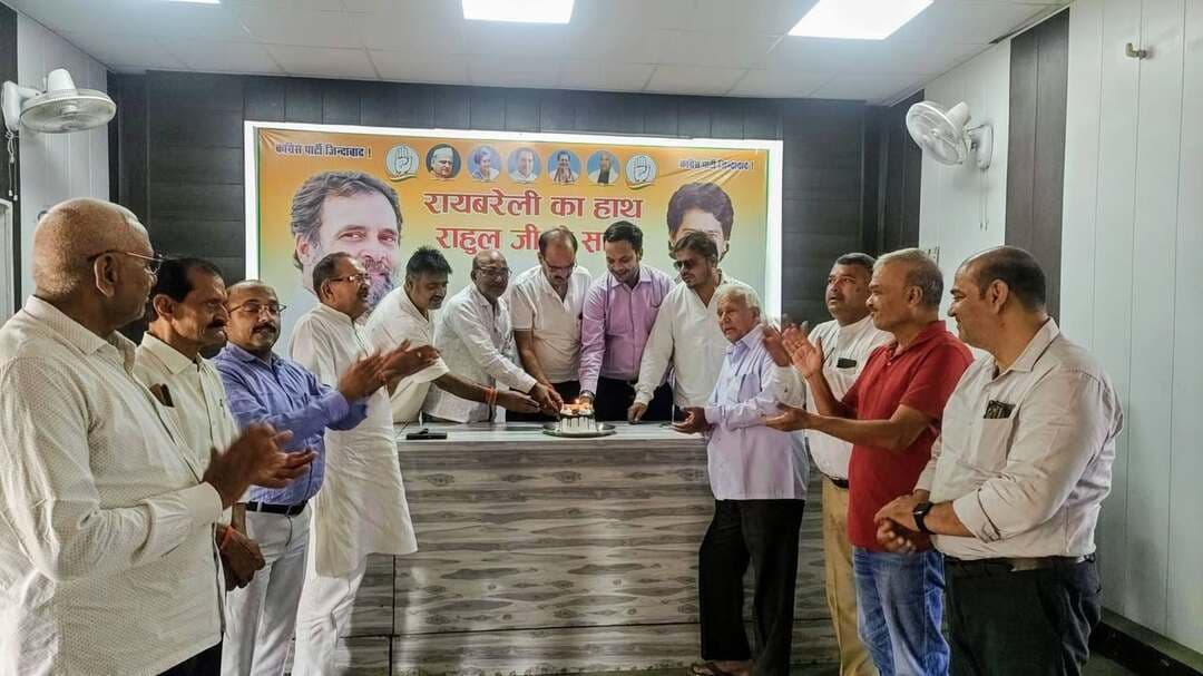 कांग्रेस नेता आमीन पठान के नेतृत्व में मनाया गया सांसद किशोरी लाल शर्मा जी का जन्मदिन, वरिष्ठ कांग्रेस जन रहे मौजूद
रायबरेली दिनांक 13/10/2026, अमेठी के सांसद श्री किशोरी लाल शर्मा जी का जन्मदिन आज रायबरेली स्थित जिला कांग्रेस कार्यालय, तिलक भवन में कांग्रेस नेता आमीन पठान के नेतृत्व में हर्षोल्लास के साथ मनाया गया। इस अवसर पर कांग्रेस के वरिष्ठ नेताओं एवं कार्यकर्ताओं ने उपस्थित होकर सांसद जी को जन्मदिन की बधाई एवं शुभकामनाएँ दीं और उनके स्वस्थ एवं दीर्घायु जीवन की कामना की।
इस अवसर पर कांग्रेस नेता आमीन पठान ने सांसद श्री किशोरी लाल शर्मा जी को जन्मदिन की शुभकामनाएँ देते हुए कहा कि उनका सादगीपूर्ण व्यक्तित्व, संगठन के प्रति समर्पण और जनसेवा के प्रति प्रतिबद्धता कांग्रेस कार्यकर्ताओं के लिए प्रेरणास्रोत है। उन्होंने सांसद जी के उत्तम स्वास्थ्य एवं दीर्घायु जीवन की कामना की।
वहीं, सभासद अतुल शर्मा ने सांसद जी को जन्मदिन की बधाई देते हुए कहा कि किशोरी लाल शर्मा जी का राजनीतिक अनुभव, सरल स्वभाव और संगठन के प्रति समर्पण कांग्रेस कार्यकर्ताओं को प्रेरित करता है। उन्होंने उनके स्वस्थ एवं सुखमय जीवन की कामना करते हुए संगठन की एकजुटता और जनसेवा के महत्व पर जोर दिया।
कार्यक्रम में उपस्थित वरिष्ठ कांग्रेसजन: वरिष्ठ कांग्रेस नेता निर्मल शुक्ला जी, राजकुमार दीक्षित जी, राजेश यादव जी, कल्याण श्रीवास्तव जी, अखिलेश मिश्रा जी, सूर्यकुमार बाजपेयी जी, अरशद जी, अभय सिंह जी, अभय त्रिवेदी जी, संजय शुक्ला जी सहित अन्य वरिष्ठ कांग्रेसजन एवं कार्यकर्ता मौजूद रहे।
कार्यक्रम सौहार्दपूर्ण वातावरण में संपन्न हुआ। उपस्थित सभी लोगों ने सांसद श्री किशोरी लाल शर्मा जी को जन्मदिन की शुभकामनाएँ देते हुए उनके स्वस्थ एवं दीर्घायु जीवन की मंगलकामना की।