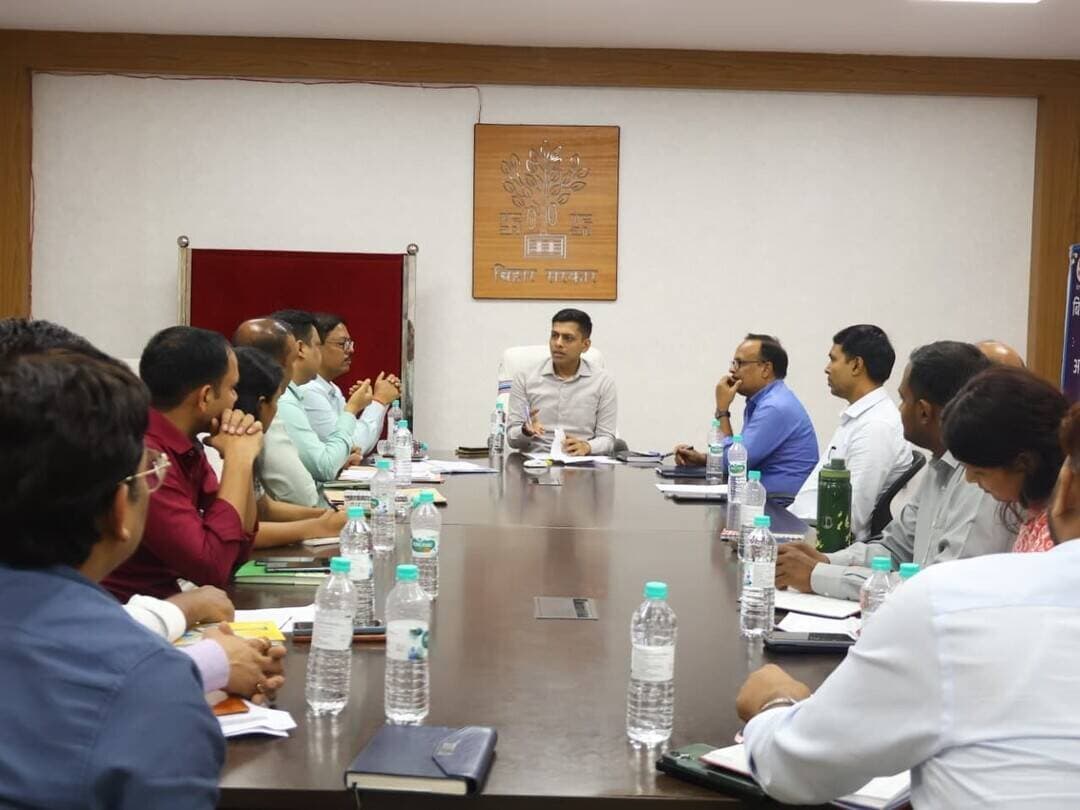 आज जिला पदाधिकारी-सह-अध्यक्ष, जिला मूल्यांकन समिति-सह-अध्यक्ष, जिला स्कोर कमेटी, बांका की अध्यक्षता में निबंधन विभाग से संबंधित समीक्षा बैठक आयोजित की गई। बैठक के दौरान सरकारी भूमि को रोक सूची में शामिल करने, भूमि के वर्गीकरण के अनुरूप मूल्यांकन तथा निबंधन कार्यालय में आमजनों को बेहतर सुविधाएं उपलब्ध कराने से संबंधित विषयों पर चर्चा की गई।
जिला पदाधिकारी द्वारा स्पष्ट निर्देश दिया गया कि गैरमजरूआ आम, गैरमजरूआ खास, वन भूमि तथा अन्य सरकारी भूमि को यथाशीघ्र रोक सूची में शामिल किया जाए, ताकि ऐसी भूमि के निबंधन पर नियमानुसार रोक सुनिश्चित की जा सके। उन्होंने यह भी निर्देश दिया कि सभी प्रकार की भूमि के रकबा का समेकित योग संपूर्ण जिले के कुल रकबा के बराबर होना चाहिए। इस संबंध में आंकड़ों का समुचित मिलान एवं सत्यापन सुनिश्चित करने का निर्देश दिया गया।
जिला पदाधिकारी ने निर्देश दिया कि निबंधन विभाग द्वारा निर्धारित भूमि की सभी श्रेणियों के वर्गीकरण के अनुरूप भूमि का मूल्यांकन सुनिश्चित किया जाए, ताकि निबंधन कार्य में निर्धारित मानकों का अनुपालन हो सके।
इसके अतिरिक्त, निबंधन कार्यालय में टोकन प्रणाली को सुव्यवस्थित ढंग से संचालित करने तथा प्रतीक्षालय में आमजनों के लिए सभी आवश्यक सुविधाएं उपलब्ध कराने का निर्देश दिया गया। उन्होंने कहा कि निबंधन कार्यालय आने वाले नागरिकों को किसी प्रकार की असुविधा न हो तथा उनके कार्यों का निष्पादन सुचारू एवं व्यवस्थित तरीके से सुनिश्चित किया जाए।