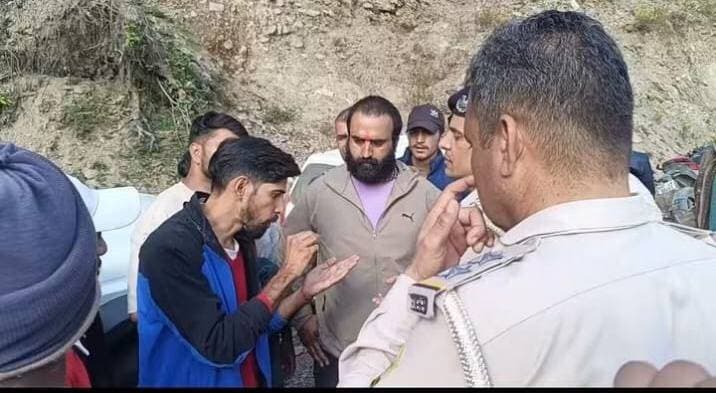 चंबा के सनोथा गांव के साथ लगते वन क्षेत्र में गौवंश काटने की सूचना, पुलिस टीम मौके पर पहुंची
पहाड़ी न्यूज़ सुनील पहाड़ी ✍️
चंबा। सिल्लाघ्राट पंचायत के साथ लगती घघरोथा पंचायत के गांव सनोथा के समीप वन क्षेत्र में पवित्र नवरात्रों के दौरान गौवंश काटे जाने की सूचना सामने आई है। स्थानीय लोगों के अनुसार, इस संबंध में उन्हें पुख्ता जानकारी मिली है। बताया जा रहा है कि ग्रामीण मौके पर मौजूद हैं और सूचना मिलने के बाद पुलिस टीम भी घटनास्थल पर पहुंच गई है।
फिलहाल मामले में पुलिस की जांच और आधिकारिक पुष्टि का इंतजार है। घटना की वास्तविकता और इसमें शामिल लोगों के संबंध में स्थिति जांच पूरी होने के बाद ही स्पष्ट हो सकेगी।
Pahadi News Suneel Pahadi ✍️