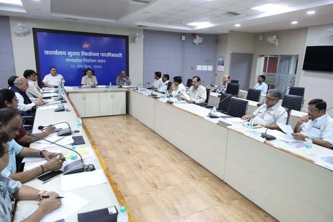 मुख्य निर्वाचन पदाधिकारी कार्यालय में राजनीतिक दलों की बैठक संपन्न
---
मतदाता सूची में छूटे हुए एवं प्रथम बार/युवा पात्र मतदाताओं के नाम जोड़ने के लिए विशेष अभियान जारी*
---
भोपाल, 13 अक्टूबर 2026/
फोटो निर्वाचक नामावली में छूटे हुए पात्र मतदाताओं के नाम शामिल करने एवं मतदाता सूची को अद्यतन करने के संबंध में आज मुख्य निर्वाचन पदाधिकारी कार्यालय में मुख्य निर्वाचन पदाधिकारी श्री संजीव कुमार झा की अध्यक्षता में मान्यता प्राप्त राजनीतिक दलों के प्रतिनिधियों की बैठक आयोजित की गई। आयोजित बैठक में मान्यता प्राप्त राजनीतिक दलों आम आदमी पार्टी, भारतीय जनता पार्टी, इन्डियन नेशनल कांग्रेस, कम्युनिष्ट पार्टी आफ इण्डिया एवं बहुजन समाज पार्टी के प्रतिनिधि शामिल हुए।
बैठक में मुख्य निर्वाचन पदाधिकारी श्री झा ने बताया कि प्रदेश के सभी जिलों में मतदाता सूची में नाम दर्ज कराने से छूटे हुए नागरिकों एवं प्रथम बार/युवा पात्र मतदाताओं के नाम निर्वाचक नामावली में शामिल करने के लिए निरन्तर अद्यतन प्रक्रिया के तहत विशेष अभियान संचालित किया जा रहा है। उन्होंने राजनीतिक दलों के प्रतिनिधियों से बूथ लेवल एजेंट (बीएलए) के माध्यम से मतदाता सूची को अद्यतन करने के कार्य में सहयोग करने का आग्रह किया।
फॉर्म-6 से होगा नए मतदाताओं का पंजीयन
बैठक में मुख्य निर्वाचन पदाधिकारी श्री झा ने बताया कि प्रथम बार पात्र मतदाताओं के नाम मतदाता सूची में जोड़ने का कार्य अभियान में किया जा है। पात्र नागरिक निर्धारित प्रक्रिया के अनुसार फॉर्म-6 भरकर आवेदन कर सकते हैं। आवेदन के साथ आवश्यक जानकारी एवं दस्तावेज निर्धारित नियमों के अनुसार उपलब्ध कराना अनिवार्य होगा। यह भी स्पष्ट किया गया कि फॉर्म-6 जमा करने के बाद अलग से घोषणा-पत्र (डिक्लेरेशन फॉर्म) प्रस्तुत करने की आवश्यकता नहीं है।
प्रत्येक जिले में चलाया जा रहा विशेष अभियान
बैठक में मुख्य निर्वाचन पदाधिकारी श्री झा ने बताया कि नए एवं पंजीकरण से छुटे पात्र मतदाताओं की सुविधा के लिए प्रदेश के प्रत्येक जिले में विशेष अभियान आयोजित किया जा रहा है। अभियान का उद्देश्य पात्र नागरिकों को पंजीयन प्रक्रिया की जानकारी देकर मतदाता सूची में नाम जुड़वाने हेतु आवेदन प्राप्त करना तथा आवश्यक मार्गदर्शन उपलब्ध कराने में सहायता प्रदान करना है। इसके लिए तहसील स्तर पर एस.डी एम./तहसीलदार एवं जिला स्तर पर संबंधित जिला निर्वाचन अधिकारी के माध्यम से आवश्यक सहयोग दिया जा रहा है।
बैठक में संयुक्त मुख्य निर्वाचन अधिकारी श्री आर.पी.एस. जादौन तथा उप मुख्य निर्वाचन अधिकारी सर्वश्री संजय श्रीवास्तव, राजेश यादव एवं वीरेंद्र सिंह भी उपस्थित रहे।
Jansampark Madhya Pradesh
CM Madhya Pradesh
Dr Mohan Yadav