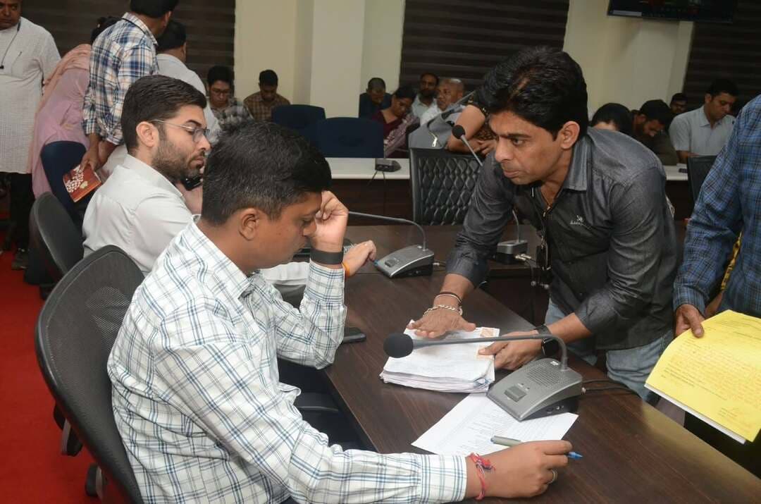🔹जनसुनवाई में 100 से अधिक आवेदनों पर सुनवाई, कलेक्टर ने दिए त्वरित निराकरण के निर्देश
उज्जैन में जनसुनवाई के दौरान कलेक्टर श्री रौशन कुमार सिंह ने पेंशन, उपचार, गेहूं भुगतान, पारिवारिक विवाद, अवैध उपचार और अतिक्रमण सहित विभिन्न मामलों में सुनवाई कर संबंधित अधिकारियों को समय-सीमा में कार्रवाई के निर्देश दिए।
🔹 6 माह से बंद वृद्ध महिला की पेंशन शुरू कराने के लिए कार्रवाई के निर्देश।
🔹 हाईटेंशन लाइन से झुलसी 13 वर्षीय बालिका को उचित उपचार उपलब्ध कराने के निर्देश।
🔹 किसान के लंबित ₹48,468 के गेहूं भुगतान के लिए कार्रवाई।
🔹 पारिवारिक विवाद, बिना डिग्री उपचार, गौशाला भूमि से अतिक्रमण हटाने और दिव्यांग को आवास योजना का लाभ दिलाने के निर्देश।
कलेक्टर ने कहा कि आवेदकों को अपनी समस्याओं के निराकरण के लिए बार-बार कार्यालयों के चक्कर न लगाने पड़ें। प्रत्येक आवेदन का समय-सीमा में उचित निराकरण सुनिश्चित किया जाए।
#Ujjain #Jansunwai # जनसंपर्क_उज्जैन
Jansampark Madhya Pradesh
CM Madhya Pradesh
Ujjain Commissioner