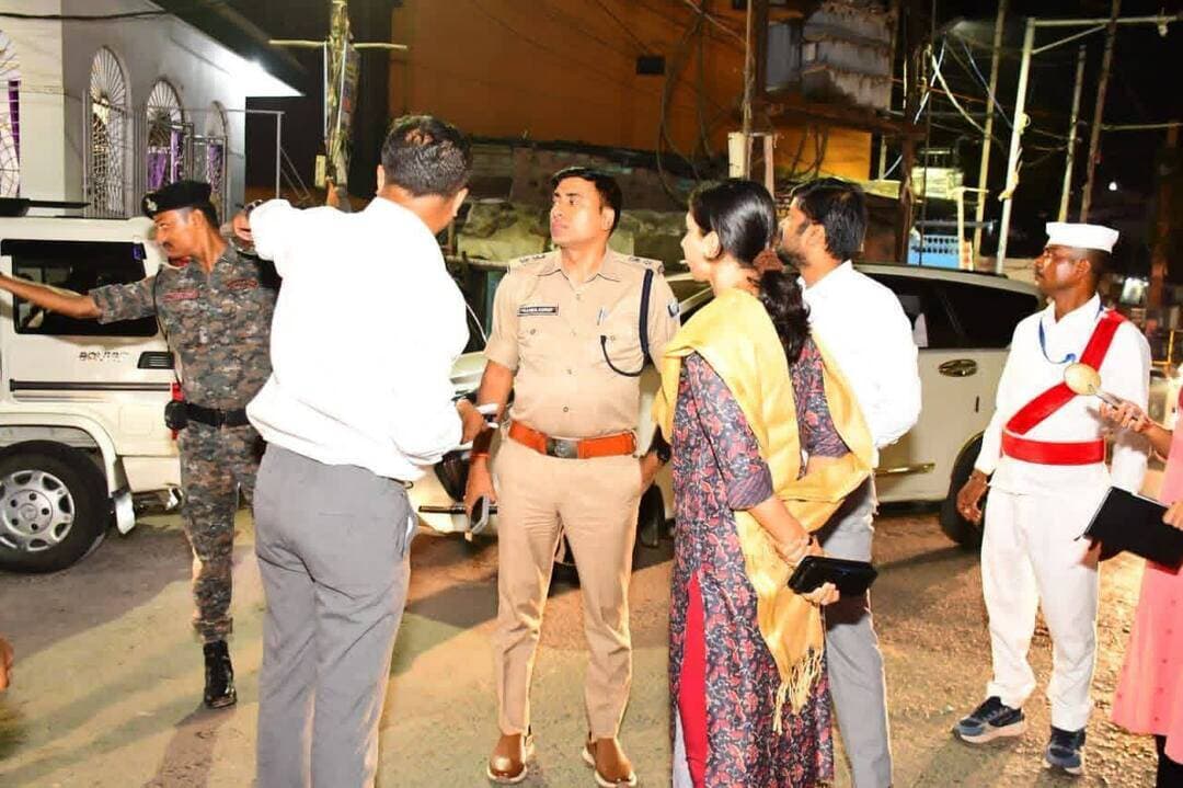 दुर्गा पूजा के मद्देनजर जिलाधिकारी महोदया एवं वरीय पुलिस अधीक्षक, भागलपुर के द्वारा दुर्गा पूजा पंडालों का निरीक्षण।
दुर्गा पूजा पर्व के मद्देनजर जिलाधिकारी महोदया एवं वरीय पुलिस अधीक्षक महोदय, भागलपुर सहित अन्य वरीय पदाधिकारियों द्वारा विभिन्न दुर्गा पूजा पंडालों का निरीक्षण किया गया।
निरीक्षण के दौरान सुरक्षा व्यवस्था, विधि-व्यवस्था, भीड़ प्रबंधन, यातायात व्यवस्था एवं श्रद्धालुओं की सुविधाओं का जायजा लिया गया। साथ ही, संबंधित पदाधिकारियों को पर्व के दौरान शांति एवं सौहार्द बनाए रखने तथा सुरक्षा के दृष्टिकोण से आवश्यक दिशा-निर्देश दिए गए।
भागलपुर पुलिस आमजन से अपील करती है कि दुर्गा पूजा पर्व को शांति, सौहार्द एवं आपसी भाईचारे के साथ मनाएँ तथा विधि-व्यवस्था बनाए रखने में पुलिस-प्रशासन का सहयोग करें।
Bihar Police
#BhagalpurPolice
#HainTaiyarHum
#वरीय_पुलिस_अधीक्षक
Bhagalpur District Administration
Home Department, Govt. of Bihar
Information & Public Relations Department, Government of Bihar