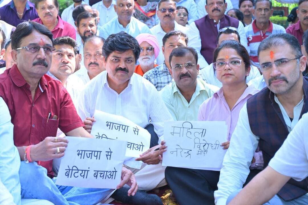 🚨अंकिता भंडारी हत्याकांड: वीवीआईपी की भूमिका की जांच की मांग, कांग्रेस ने गांधी पार्क में किया मौन सत्याग्रह
दुष्यंत कुमार गौतम को सिक्किम का राज्यपाल बनाए जाने का कांग्रेस ने किया विरोध, गणेश गोदियाल बोले—अंकिता को न्याय मिलने तक जारी रहेगा संघर्ष
अंकिता भंडारी हत्याकांड में कथित वीवीआईपी की भूमिका की निष्पक्ष जांच की मांग को लेकर उत्तराखंड प्रदेश कांग्रेस कमेटी ने मंगलवार को देहरादून के गांधी पार्क में मौन उपवास एवं सत्याग्रह किया। प्रदेश कांग्रेस अध्यक्ष गणेश गोदियाल के नेतृत्व में आयोजित कार्यक्रम में पार्टी पदाधिकारियों और कार्यकर्ताओं ने हिस्सा लेते हुए मामले की जांच में तेजी लाने की मांग उठाई।
कांग्रेस ने भाजपा नेता दुष्यंत कुमार गौतम को सिक्किम का राज्यपाल नियुक्त किए जाने पर भी सवाल उठाए। पार्टी का आरोप है कि इस नियुक्ति से मामले की निष्पक्ष जांच को लेकर संदेह पैदा हो रहे हैं। कांग्रेस ने केंद्र सरकार से नियुक्ति पर पुनर्विचार करने की मांग की।
प्रदेश कांग्रेस अध्यक्ष गणेश गोदियाल ने कहा कि अंकिता भंडारी हत्याकांड केवल एक बेटी की हत्या का मामला नहीं, बल्कि उत्तराखंड की अस्मिता और महिलाओं के सम्मान से जुड़ा संवेदनशील विषय है। उन्होंने कहा कि कथित वीवीआईपी की भूमिका को लेकर लंबे समय से सवाल उठ रहे हैं, लेकिन अब तक जनता के सामने सभी सवालों के संतोषजनक जवाब नहीं आए हैं।
गोदियाल ने आरोप लगाया कि सरकार ने मामले की सीबीआई जांच की घोषणा की थी, लेकिन जांच की प्रगति को लेकर स्थिति स्पष्ट नहीं है। उन्होंने कहा कि इस प्रकरण से जुड़े सभी आरोपों और तथ्यों की पारदर्शी जांच होनी चाहिए। यदि किसी प्रभावशाली व्यक्ति की संलिप्तता सामने आती है, तो उसके खिलाफ कानून के अनुसार कार्रवाई की जानी चाहिए।
उन्होंने दुष्यंत कुमार गौतम को राज्यपाल नियुक्त किए जाने पर भी आपत्ति जताते हुए कहा कि संवैधानिक पदों पर नियुक्ति के दौरान पारदर्शिता और नैतिकता के उच्च मानकों का पालन होना चाहिए। उन्होंने केंद्र सरकार से इस नियुक्ति को लेकर उठ रहे सवालों पर स्थिति स्पष्ट करने की मांग की।
गणेश गोदियाल ने कहा कि अंकिता भंडारी को न्याय दिलाना पूरे प्रदेश की जिम्मेदारी है। कांग्रेस इस मुद्दे पर शांतिपूर्ण और लोकतांत्रिक तरीके से अपनी आवाज उठाती रहेगी। उन्होंने कहा कि जब तक मामले से जुड़े सवालों का संतोषजनक जवाब नहीं मिलता और कथित वीवीआईपी की भूमिका की निष्पक्ष जांच सुनिश्चित नहीं होती, तब तक पार्टी का संघर्ष जारी रहेगा।
मौन सत्याग्रह में प्रदेश कांग्रेस के वरिष्ठ पदाधिकारी, जिला एवं महानगर इकाइयों के प्रतिनिधि और बड़ी संख्या में कार्यकर्ता मौजूद रहे। कांग्रेस नेताओं ने अंकिता भंडारी को न्याय दिलाने के लिए एकजुट होकर संघर्ष जारी रखने का संकल्प लिया।