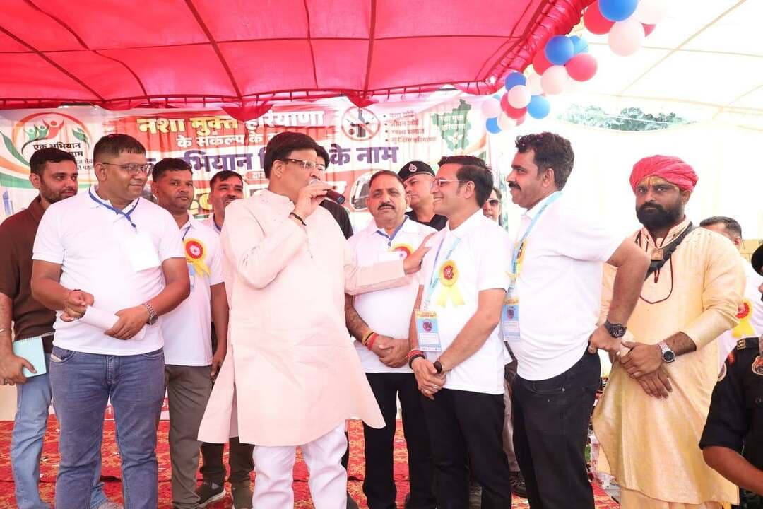 फरीदाबाद में ‘एक अभियान जिंदगी के नाम’ का भव्य हेलमेट लंगर, 750 हेलमेट बांटकर दिया सड़क सुरक्षा का संदेश
Aonenews अरविन्द बक्शी
कैबिनेट मंत्री विपुल गोयल ने रिबन काटकर किया शुभारंभ, 2 लाख रुपये की घोषणा; समापन पर पहुंचे राज्य मंत्री राजेश नागर ने भी की 1 लाख रुपये की सहायता की घोषणा
फरीदाबाद। सड़क सुरक्षा के प्रति लोगों को जागरूक करने और बिना हेलमेट दोपहिया वाहन चलाने वालों को सुरक्षित सफर के लिए प्रेरित करने के उद्देश्य से रविवार को सेक्टर-16, फरीदाबाद में सामाजिक संस्था ‘एक अभियान जिंदगी के नाम’ की ओर से भव्य हेलमेट लंगर का आयोजन किया गया। कार्यक्रम का शुभारंभ हरियाणा के कैबिनेट मंत्री विपुल गोयल ने रिबन काटकर किया। इस दौरान 750 हेलमेट वितरित कर लोगों को यातायात नियमों का पालन करने और हेलमेट पहनने का संदेश दिया गया। कार्यक्रम में जनप्रतिनिधियों, सामाजिक संगठनों के पदाधिकारियों, समाजसेवियों और शहर के गणमान्य लोगों ने बढ़-चढ़कर भागीदारी की।
कार्यक्रम में संस्था के संयोजक राकेश कुमार सुखवारिया और उनकी पूरी टीम ने कैबिनेट मंत्री विपुल गोयल का स्वागत किया। मंत्री विपुल गोयल ने संस्था द्वारा पिछले एक वर्ष से लगातार किए जा रहे सामाजिक कार्यों की सराहना करते हुए कहा कि इस तरह के अभियान समाज में जागरूकता लाने के साथ-साथ लोगों की जिंदगी बचाने में भी महत्वपूर्ण भूमिका निभाते हैं। उन्होंने संस्था के प्रयासों को प्रोत्साहित करते हुए 2 लाख रुपये की आर्थिक सहायता देने की घोषणा की और टीम को भविष्य में भी इसी तरह जनहित के कार्य जारी रखने के लिए प्रेरित किया।
संस्था के संयोजक राकेश कुमार सुखवारिया और उनकी टीम ने अतिथियों का स्वागत किया। कैबिनेट मंत्री विपुल गोयल ने संस्था के सामाजिक कार्यों की सराहना करते हुए 2 लाख रुपये की सहायता देने की घोषणा की।
महापौर ने खुद पहनाए हेलमेट
महापौर प्रवीण बत्रा जोशी ने बिना हेलमेट पहुंचे दोपहिया वाहन चालकों को स्वयं हेलमेट पहनाए। उन्होंने कहा कि हेलमेट दुर्घटना के समय जीवन बचाने में महत्वपूर्ण भूमिका निभाता है। डीसी मॉडल सीनियर सेकेंडरी स्कूल की छात्राओं ने सांस्कृतिक प्रस्तुतियां दीं। महापौर ने उन्हें प्रशंसा पत्र देकर सम्मानित किया।
राजेश नागर ने की 1 लाख रुपये की घोषणा
कार्यक्रम के समापन पर राज्य मंत्री राजेश नागर पहुंचे और हेलमेट वितरित किए। उन्होंने संस्था के एक वर्ष पूरे होने पर टीम को बधाई देते हुए 1 लाख रुपये की सहायता देने की घोषणा की। गौरतलब है कि 22 सितंबर 2025 को उन्होंने ही इस अभियान की शुरुआत की थी। दोनों मंत्रियों की ओर से कुल 3 लाख रुपये की सहायता घोषित की गई।
लखन सिंगला और सूरज भान भी देंगे हेलमेट
वरिष्ठ कांग्रेसी नेता लखन कुमार सिंगला ने 100 हेलमेट और वरिष्ठ पत्रकार सूरज भान ने 50 हेलमेट देने की घोषणा की। सिंगला ने संस्था को विभिन्न विधानसभा क्षेत्रों में भी अभियान चलाने का सुझाव दिया।
ट्रैफिक ताऊ ने किया जागरूक
ट्रैफिक ताऊ वीरेंद्र बल्हारा ने लोगों से हेलमेट पहनने, सावधानी से वाहन चलाने और यातायात नियमों का पालन करने की अपील की। कार्यक्रम सुबह 10 बजे से शाम 4 बजे तक चला। आयोजकों ने भोजन और नवरात्रि के प्रथम दिन के अवसर पर फल की व्यवस्था भी की।
कार्यक्रम का मंच संचालन उमेश कुंडू ने किया। इस अवसर पर अखिल भारतीय ब्राह्मण सभा के राष्ट्रीय अध्यक्ष पंडित सुरेंद्र शर्मा बबली, पार्षद कुलदीप सिंह साहनी, पार्षद सचिन शर्मा, शंटी जी, भाजपा युवा नेता अजीत नंबरदार, मनोनीत पार्षद प्रियंका बिष्ट, पूनम भाटिया, शैली बब्बर, ज्योति सैनी, हेम सिंह राणा, डॉ. आर.एन. सिंह, अनिल नागर, प्रवीण मल्होत्रा और प्रवेश मलिक सहित अनेक गणमान्य लोग उपस्थित रहे।
कार्यक्रम की सफलता में जितेंद्र वत्स, अरविंद बक्शी,अशोक रखेजा, रविंदर सिंह, अमित जी, राकेश मौर्या, रिंकू खनकवाल, अंजलि, महेश गोठवाल, सन्नी शर्मा, लवली और संस्था की पूरी टीम का योगदान रहा। अंत में संस्था के सदस्यों ने सभी अतिथियों का आभार व्यक्त किया।
संस्था का उद्देश्य लोगों में हेलमेट पहनने की आदत विकसित करना और सड़क दुर्घटनाओं में होने वाली जनहानि को कम करने के लिए जागरूकता फैलाना है। अभियान ने संदेश दिया कि हेलमेट पहनना अपनी और अपने परिवार की जिंदगी सुरक्षित रखने की दिशा में जरूरी कदम है।